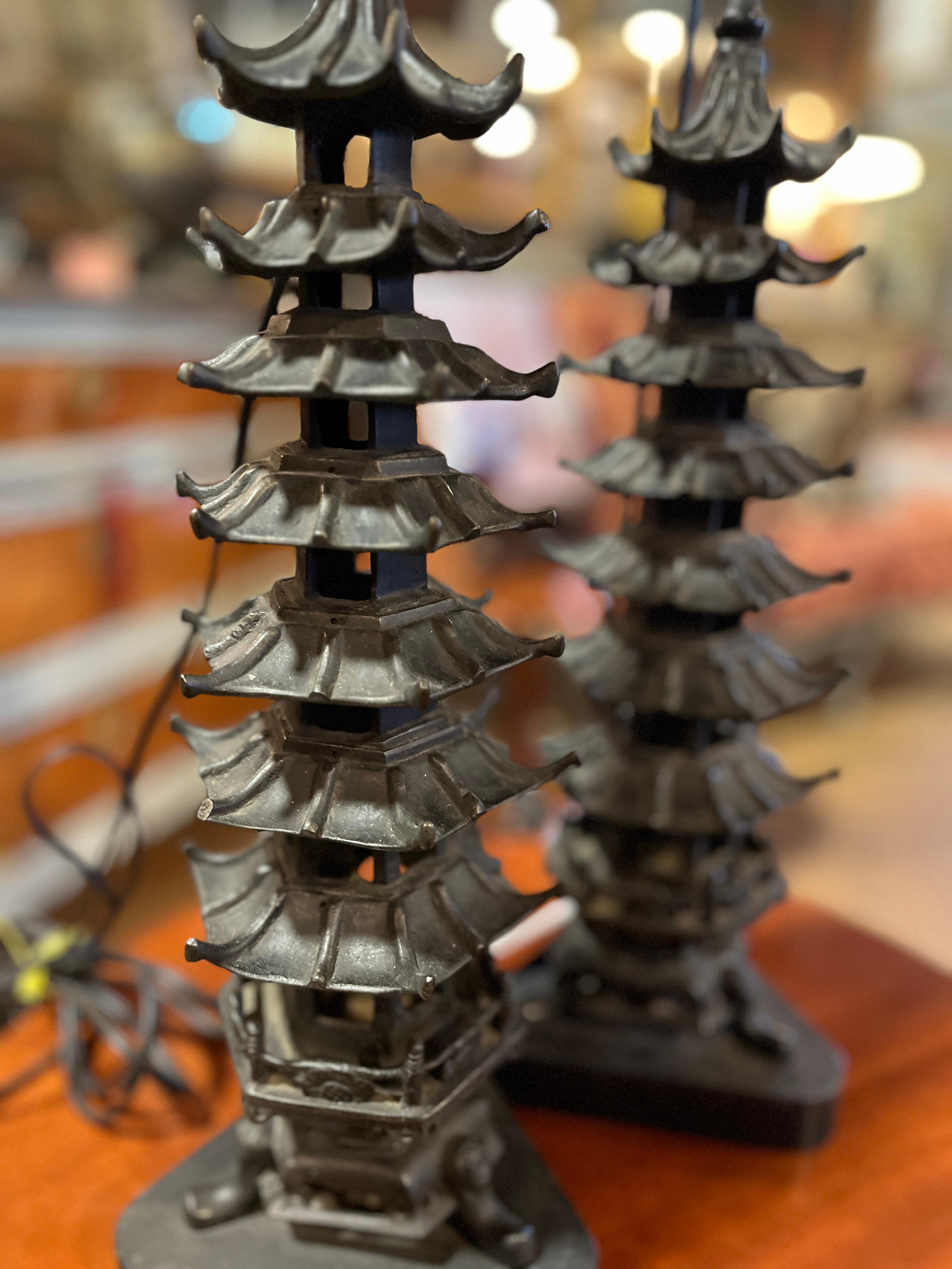 Français Paire de lampes chinoises anciennes de style pagode en bronze en vente