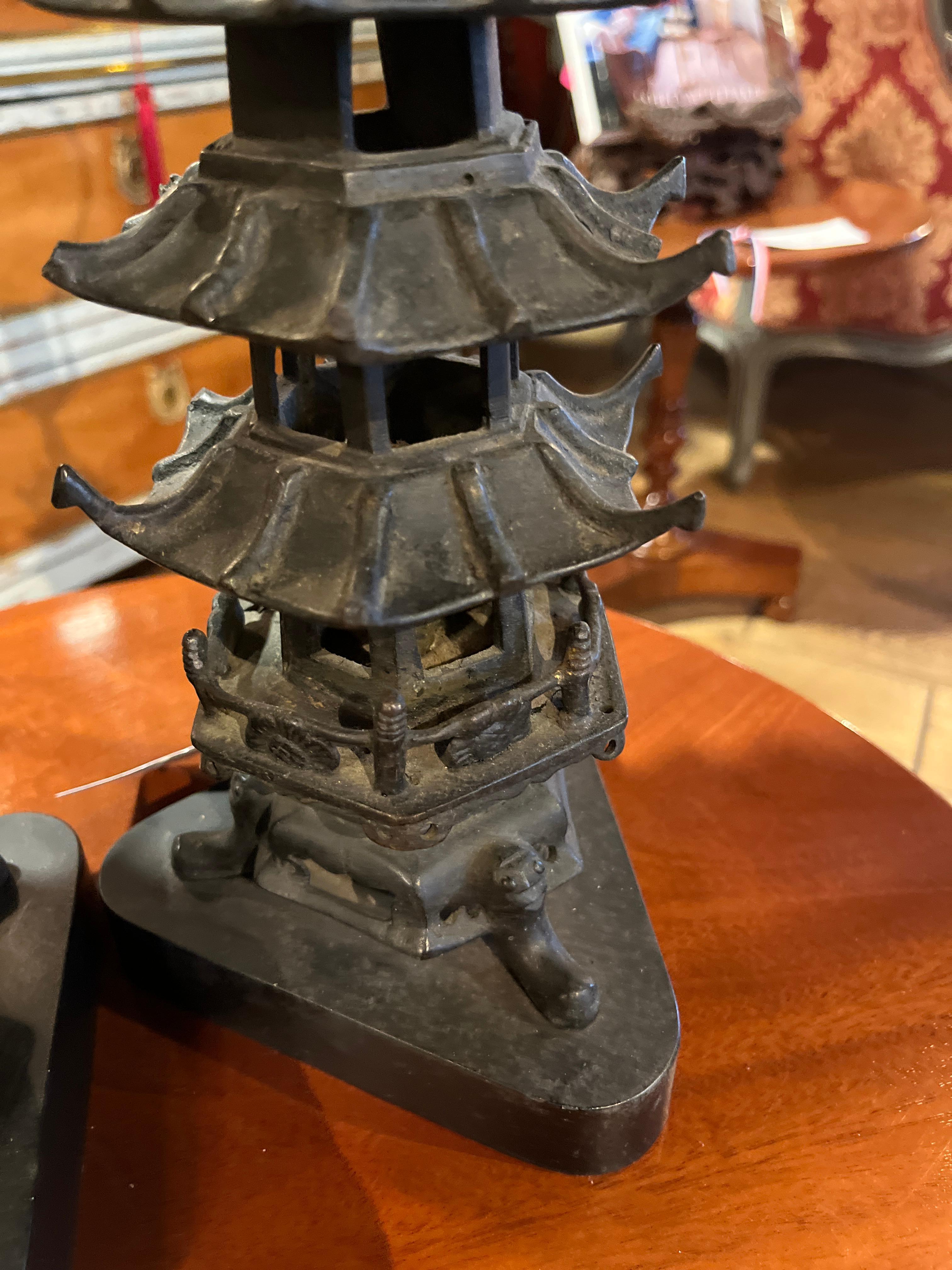 Paire de lampes chinoises anciennes de style pagode en bronze Bon état - En vente à Scottsdale, AZ