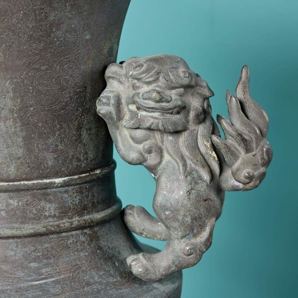 Paar antike chinesische Bronzeurnen auf Säulen im Angebot 3