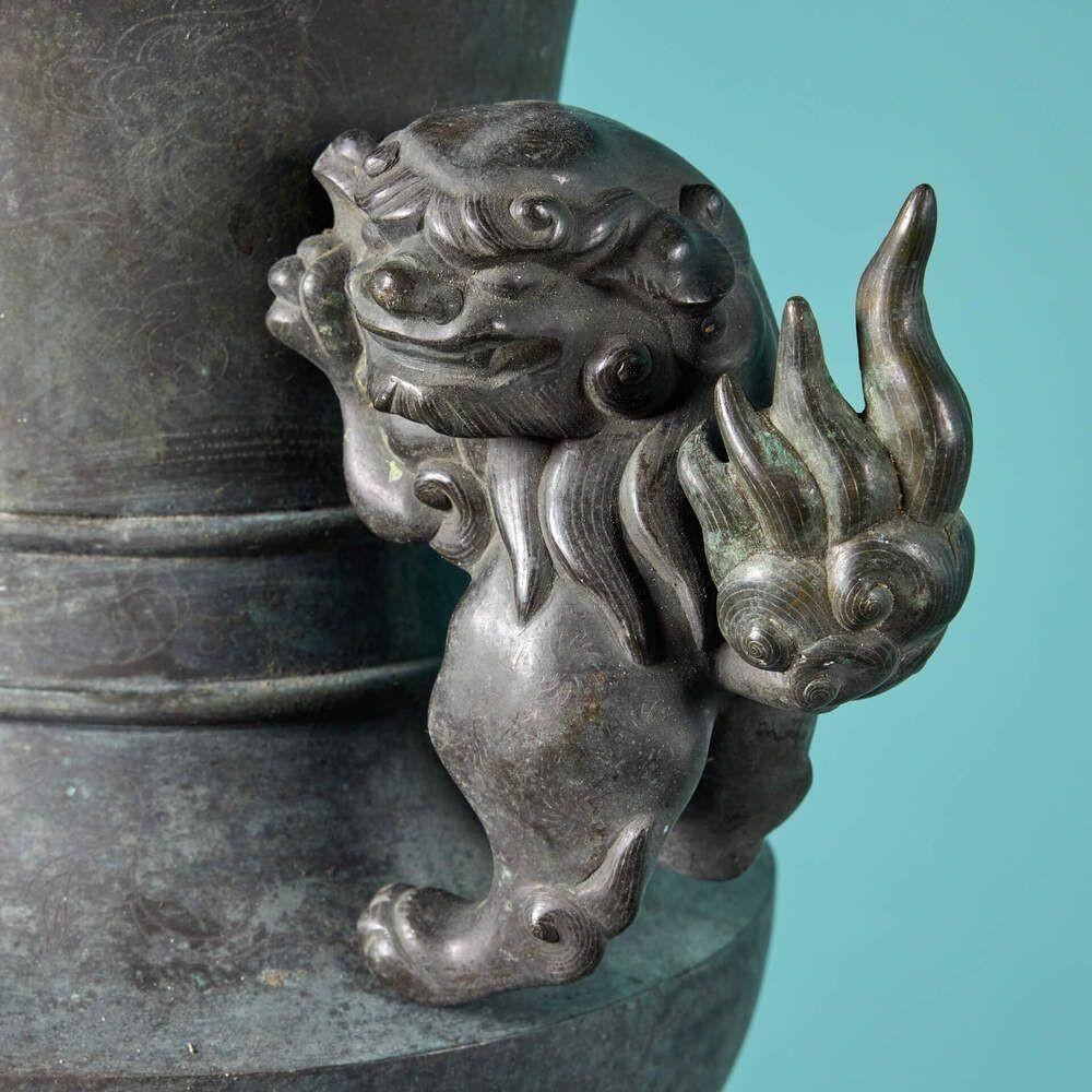 Paar antike chinesische Bronzeurnen auf Säulen im Angebot 4