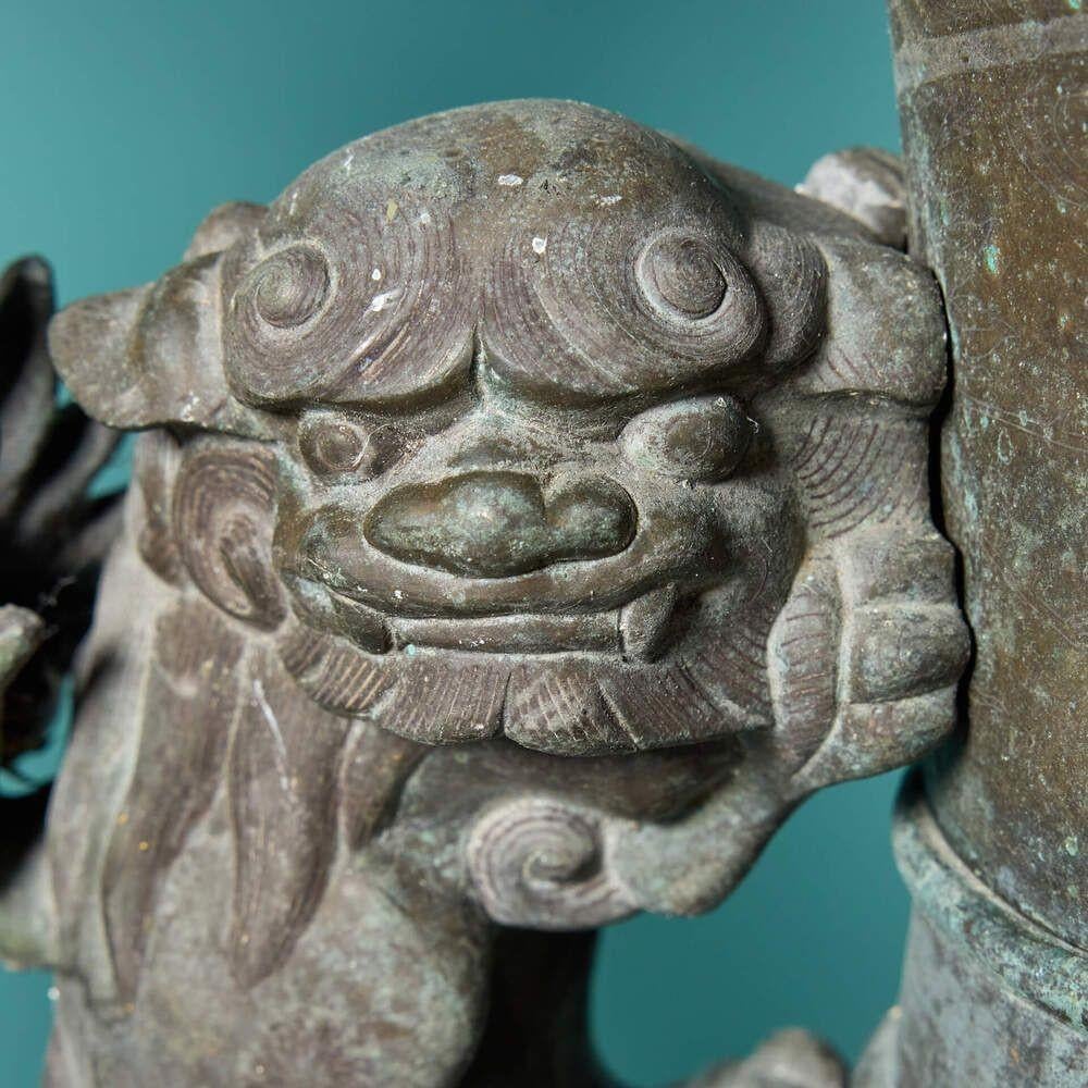 Paar antike chinesische Bronzeurnen auf Säulen im Angebot 5