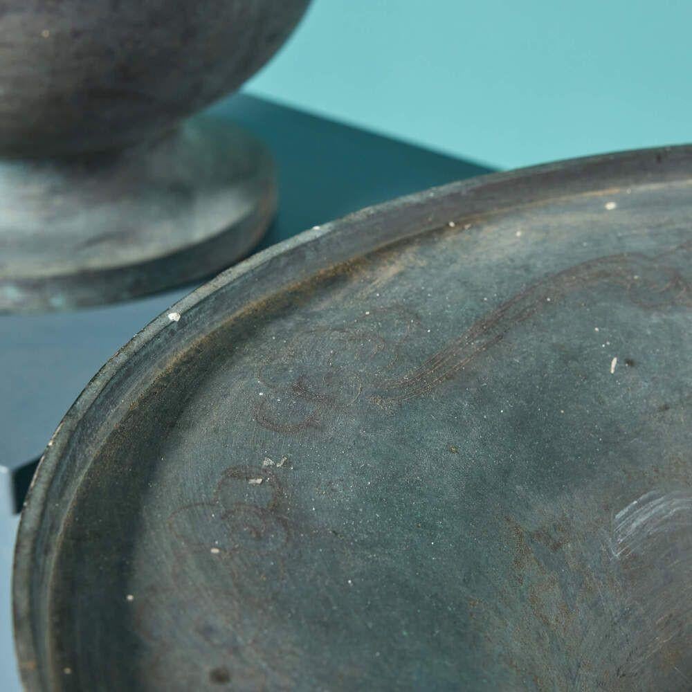 Paar antike chinesische Bronzeurnen auf Säulen im Angebot 6
