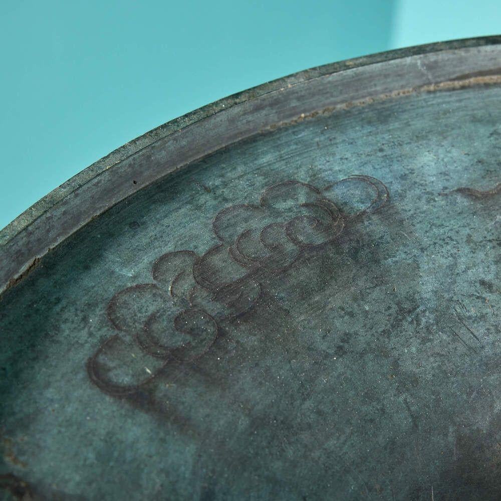 Paar antike chinesische Bronzeurnen auf Säulen im Angebot 7