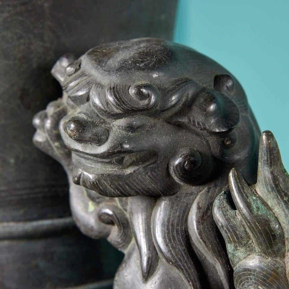 Paar antike chinesische Bronzeurnen auf Säulen im Angebot 8