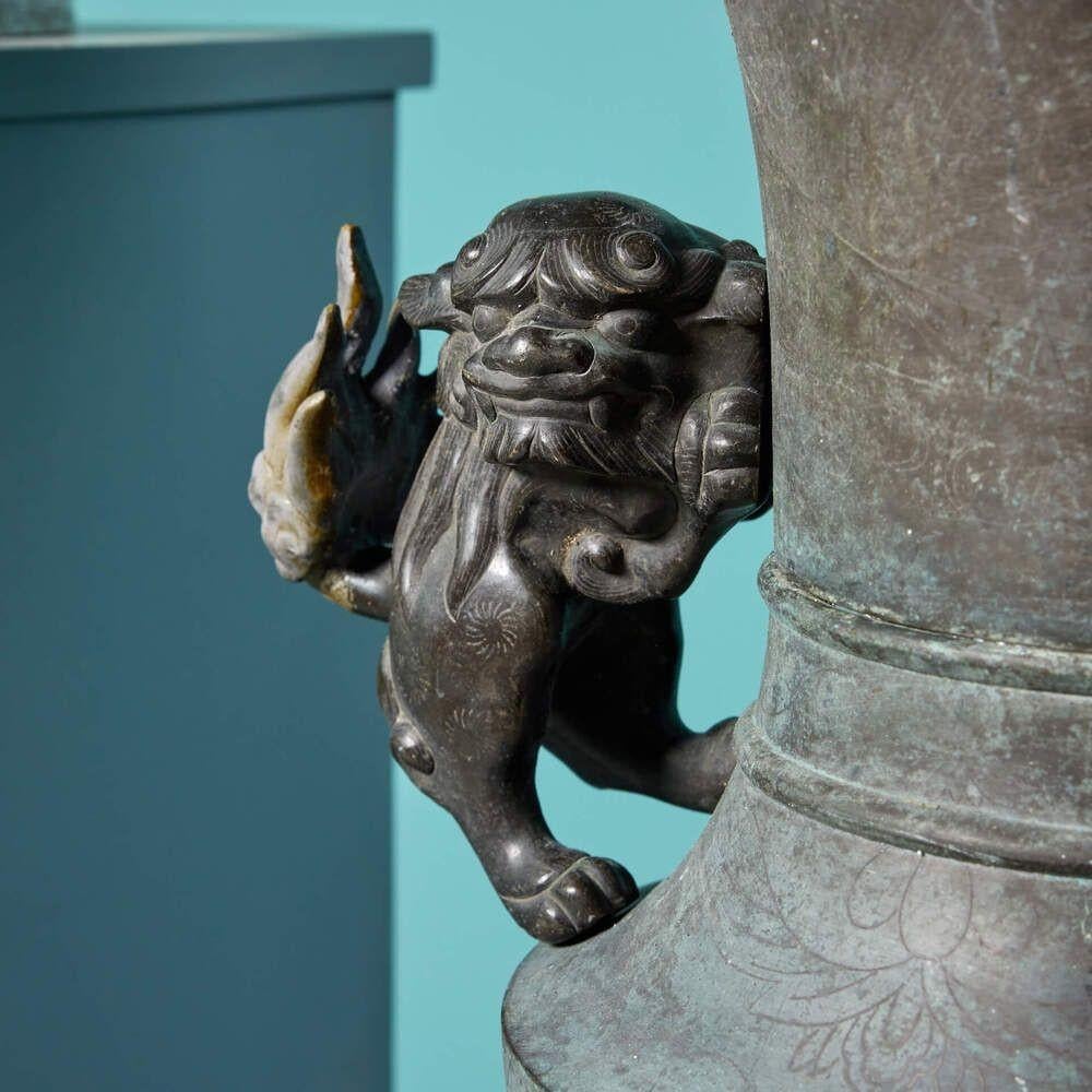 Paar antike chinesische Bronzeurnen auf Säulen (Metall) im Angebot