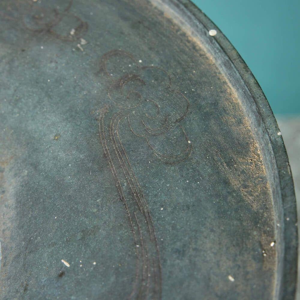 Paar antike chinesische Bronzeurnen auf Säulen im Angebot 1
