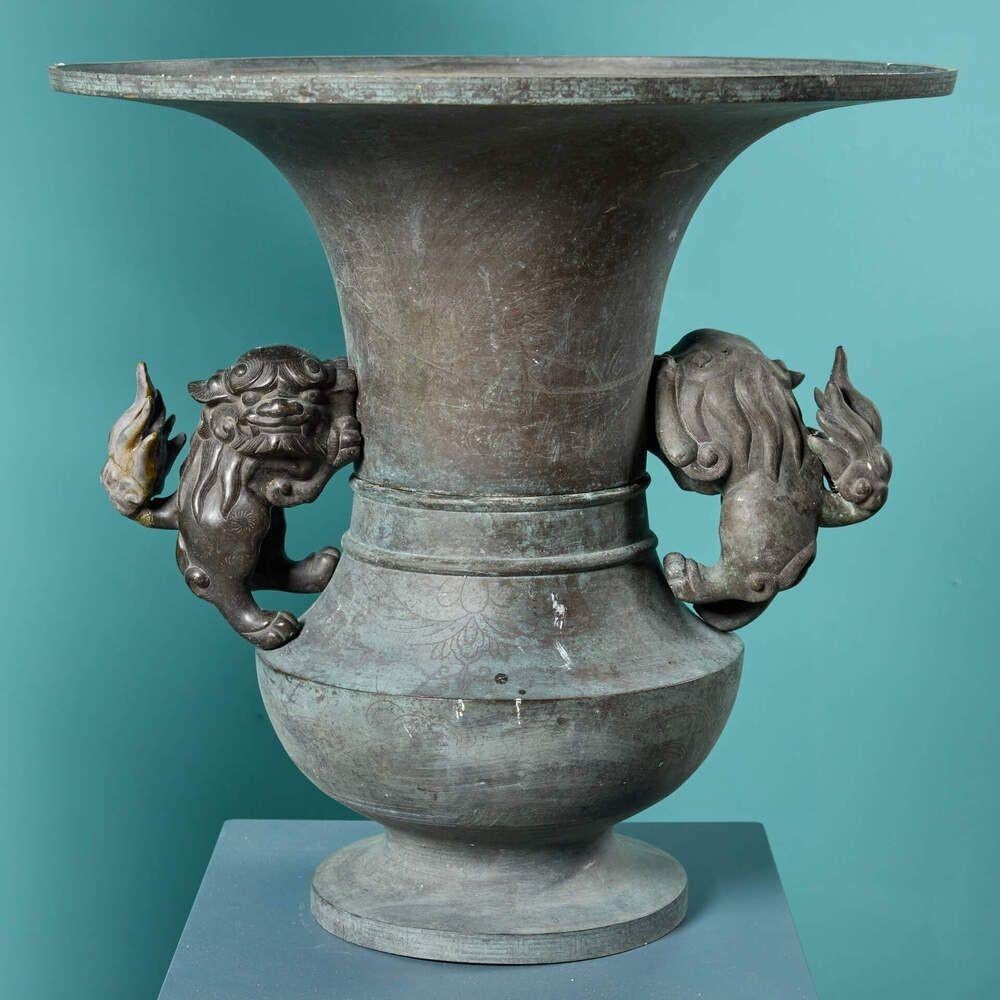 Paar antike chinesische Bronzeurnen auf Säulen im Angebot 2