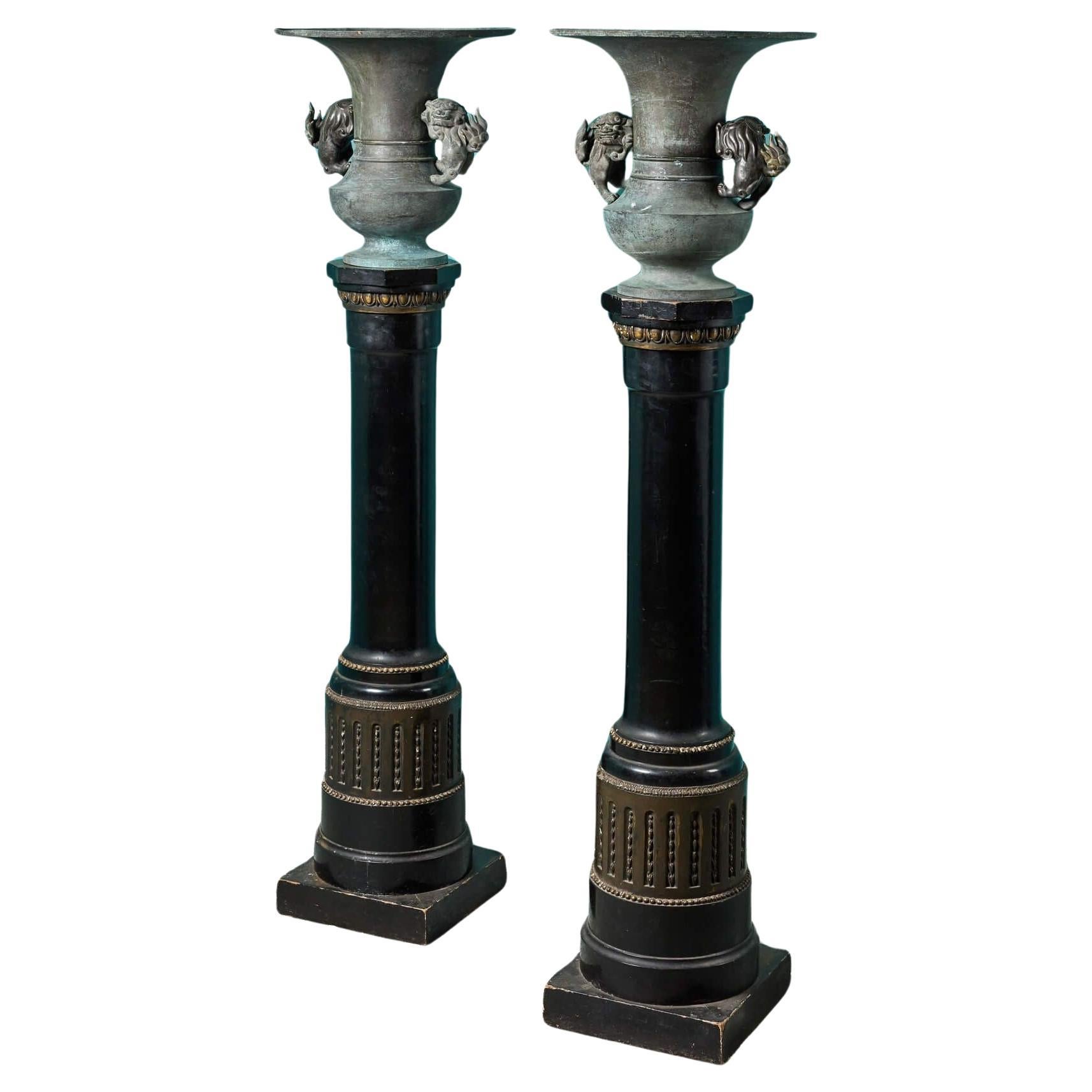 Pareja de antiguas urnas chinas de bronce sobre columnas