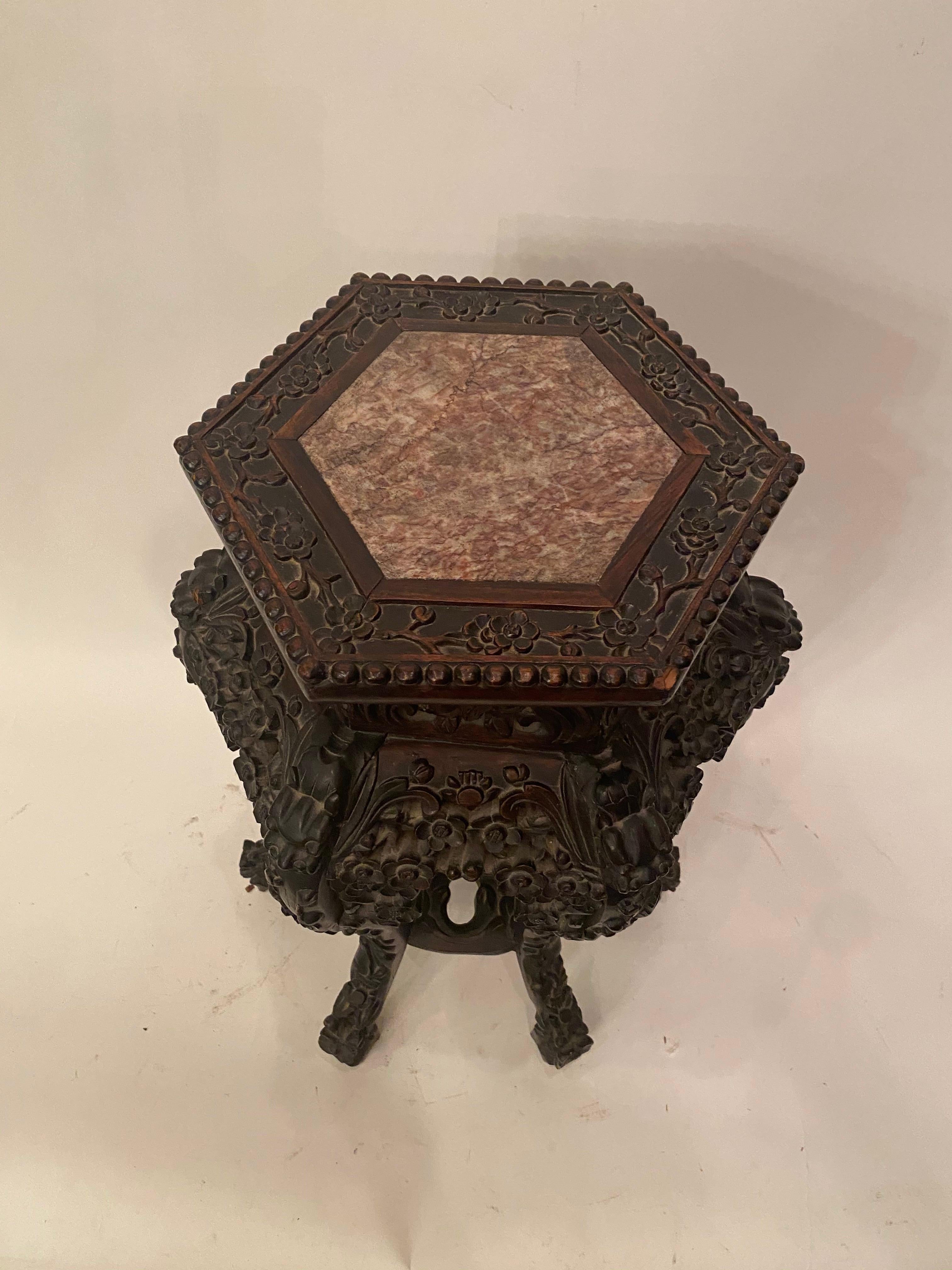 Paire d'anciens supports de fleurs chinois en bois de rose sculpté avec dessus en marbre en vente 5