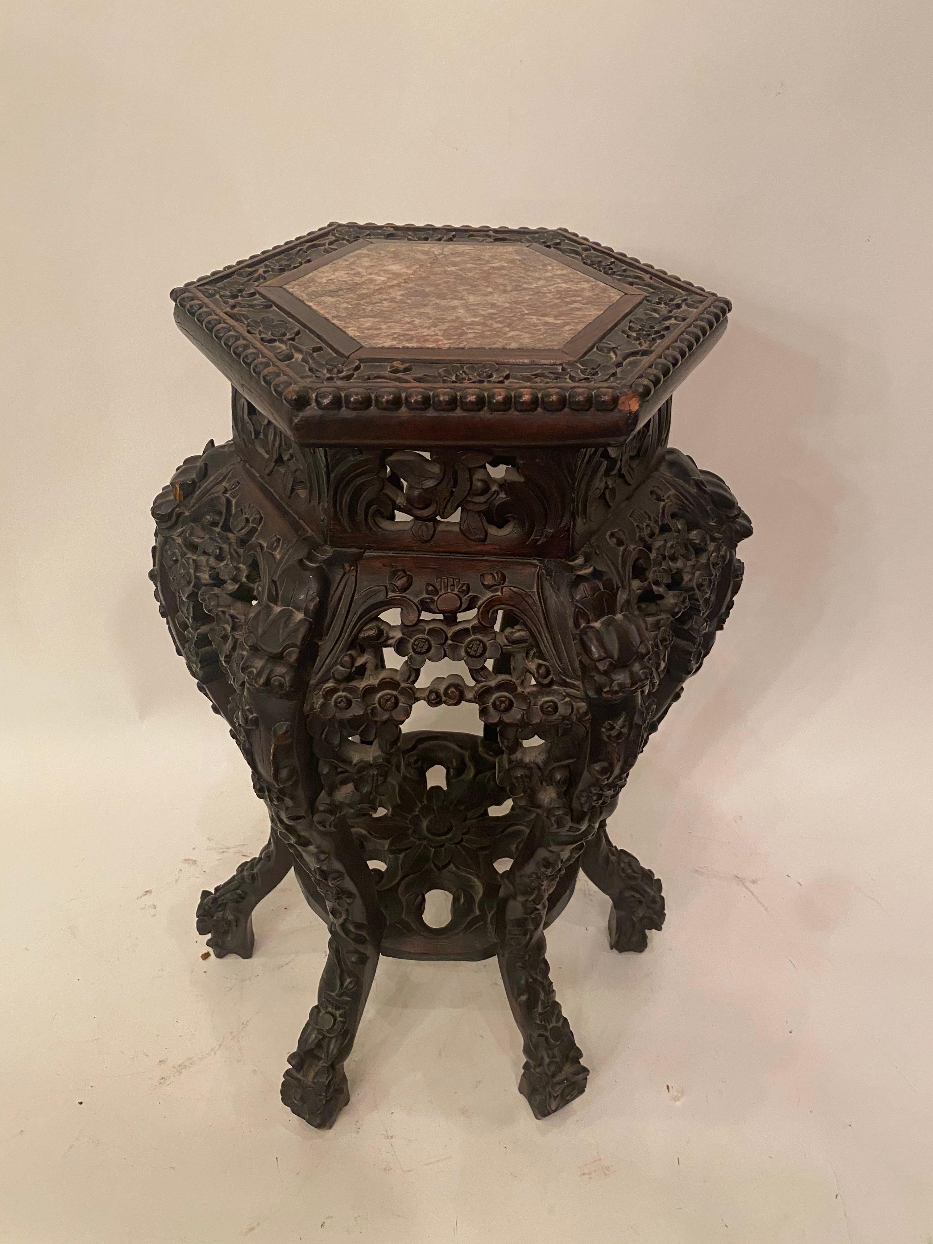 Paire d'anciens supports de fleurs chinois en bois de rose sculpté avec dessus en marbre en vente 6