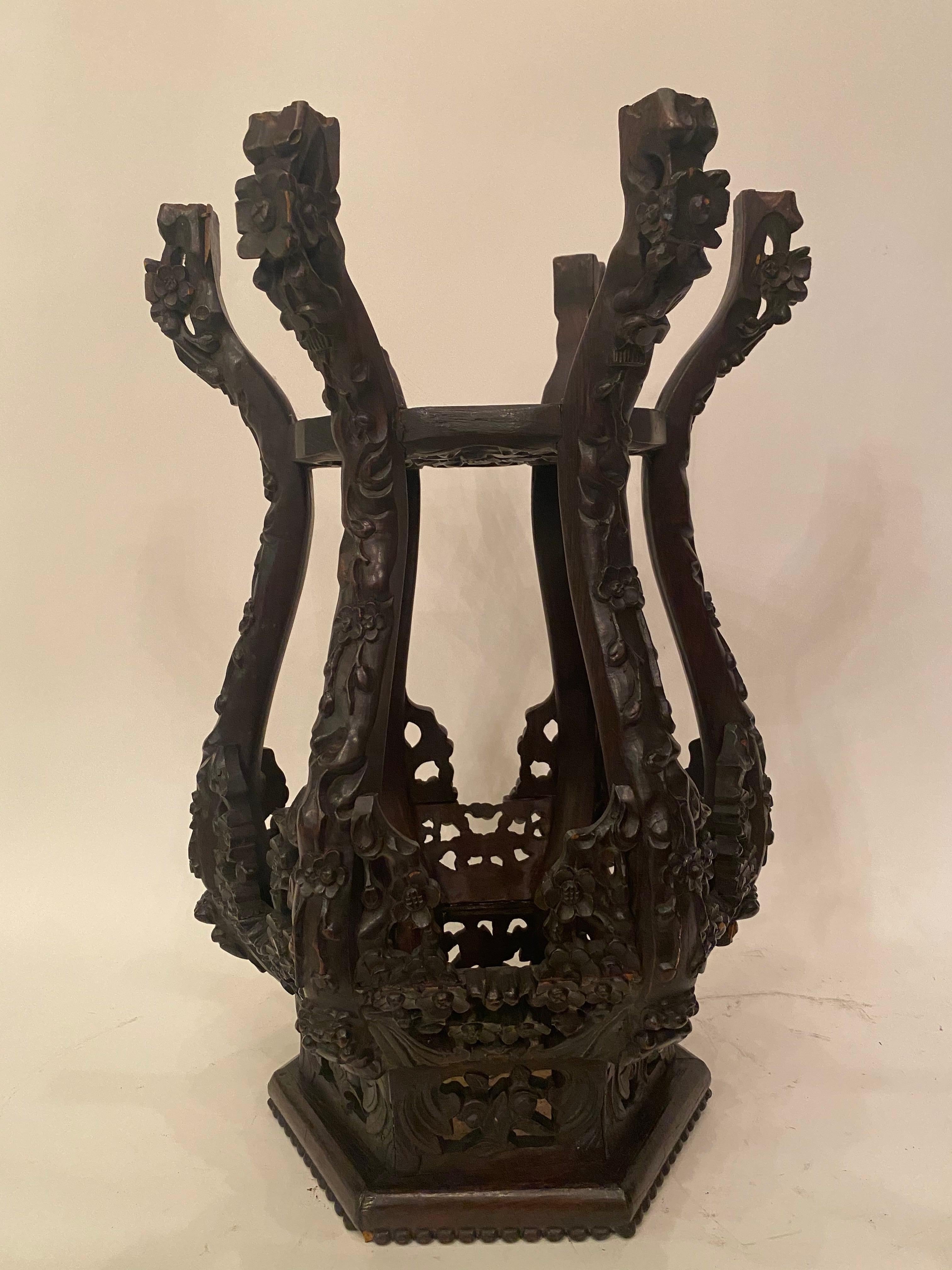 Paire d'anciens supports de fleurs chinois en bois de rose sculpté avec dessus en marbre en vente 11