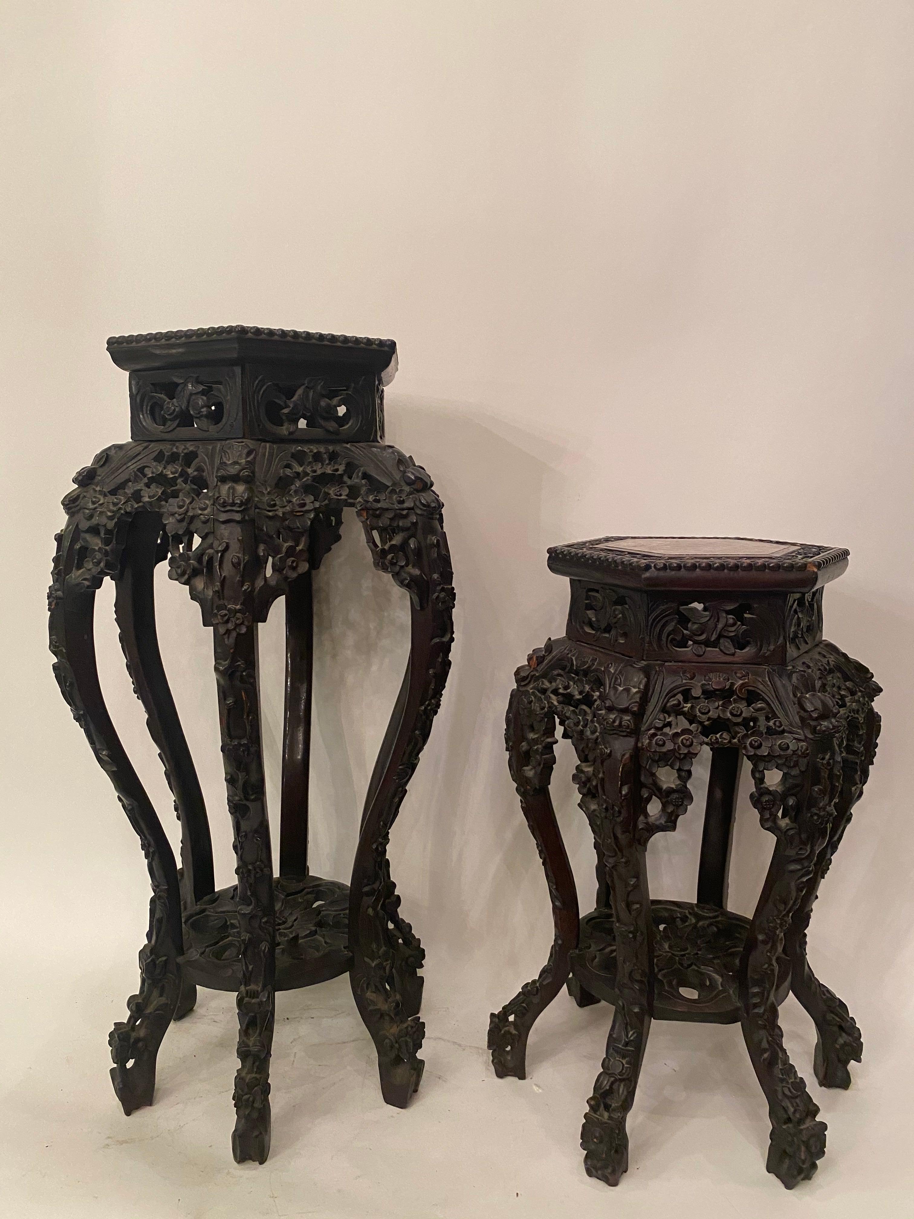 Paire d'anciens supports de fleurs chinois en bois de rose sculpté avec dessus en marbre en vente 12
