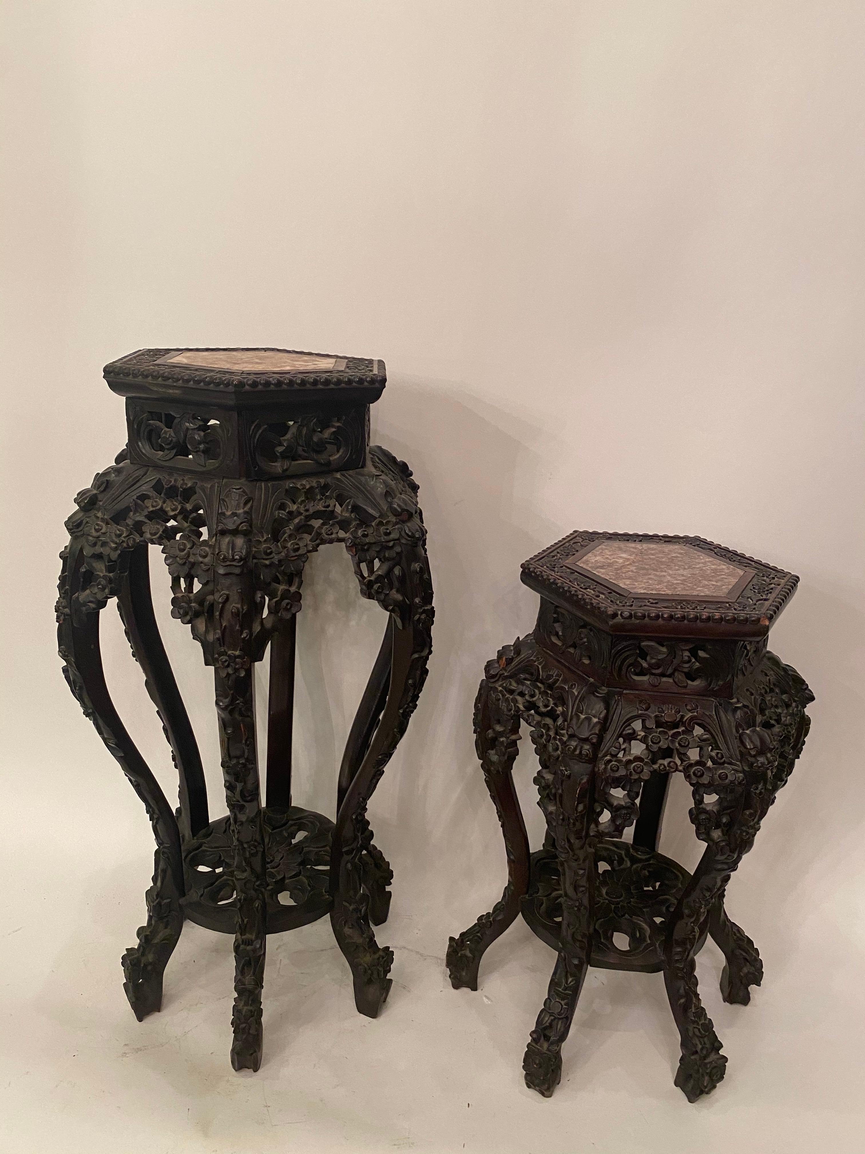 Exportation chinoise Paire d'anciens supports de fleurs chinois en bois de rose sculpté avec dessus en marbre en vente