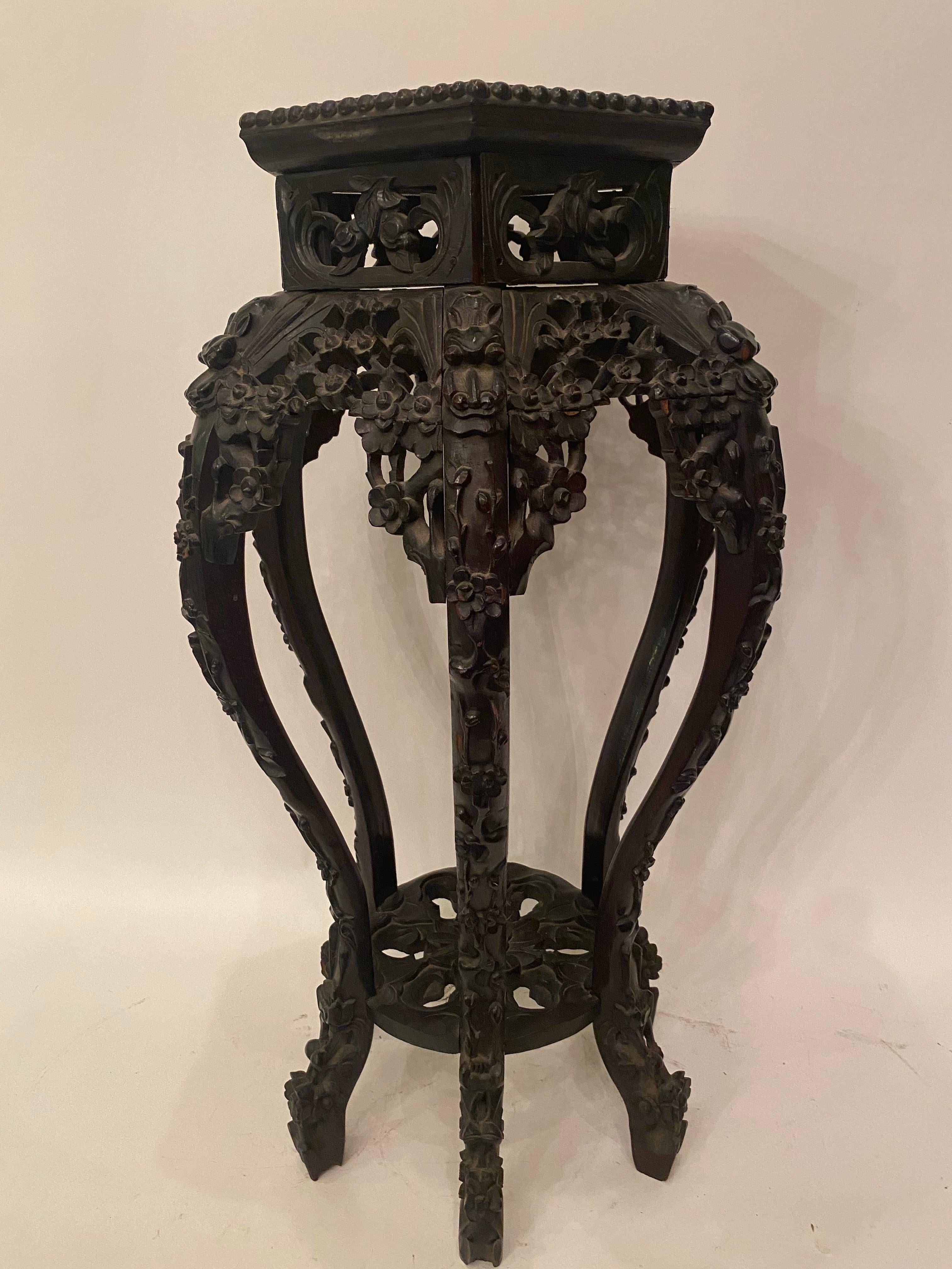 Chinois Paire d'anciens supports de fleurs chinois en bois de rose sculpté avec dessus en marbre en vente