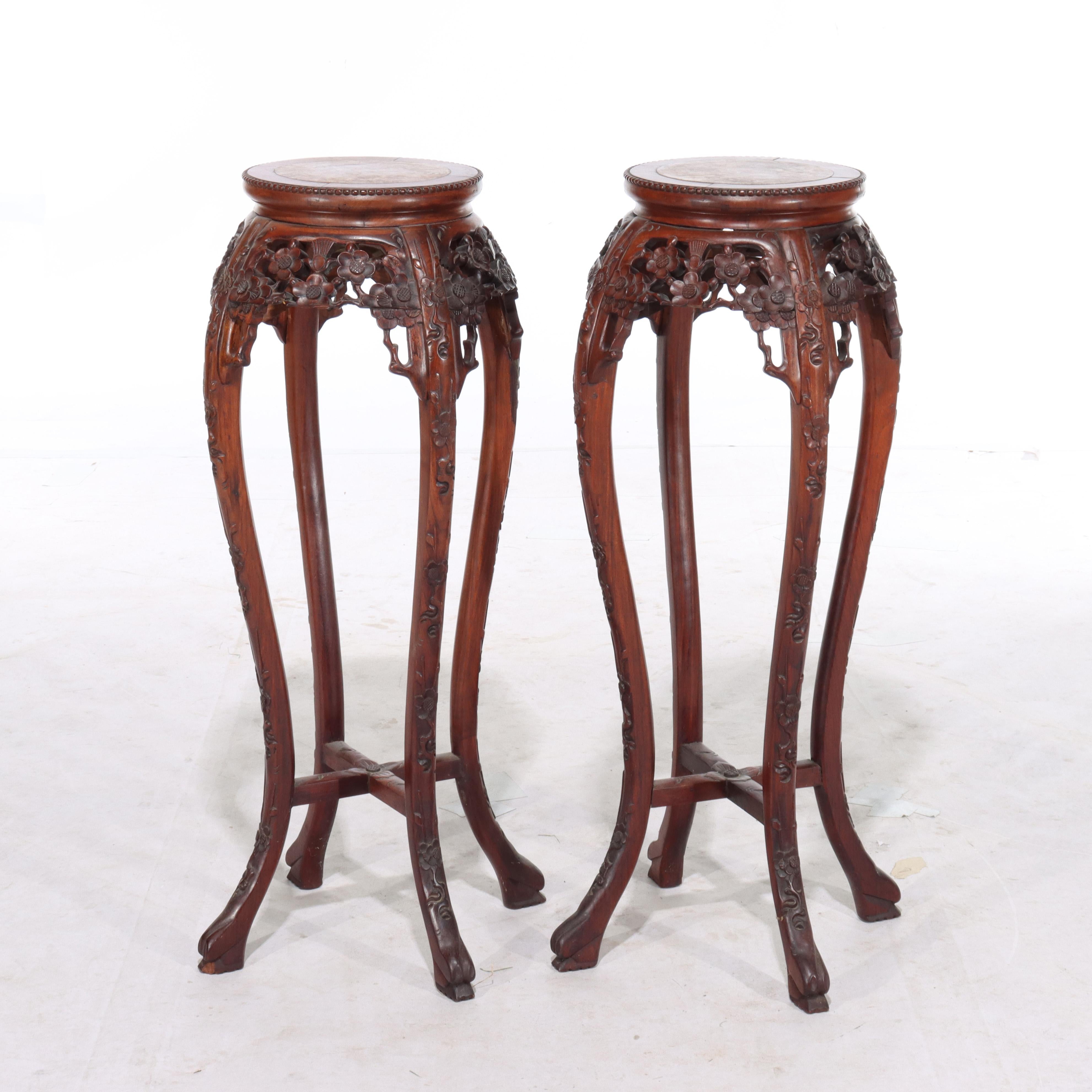 Chinois Paire d'anciens supports de sculptures chinoises en bois de rose sculpté et en marbre rouge, vers 1920 en vente