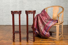 Paar Stände aus der späten Qing Dynasty mit geschnitzten Schürzen und floralem Vogeldekor