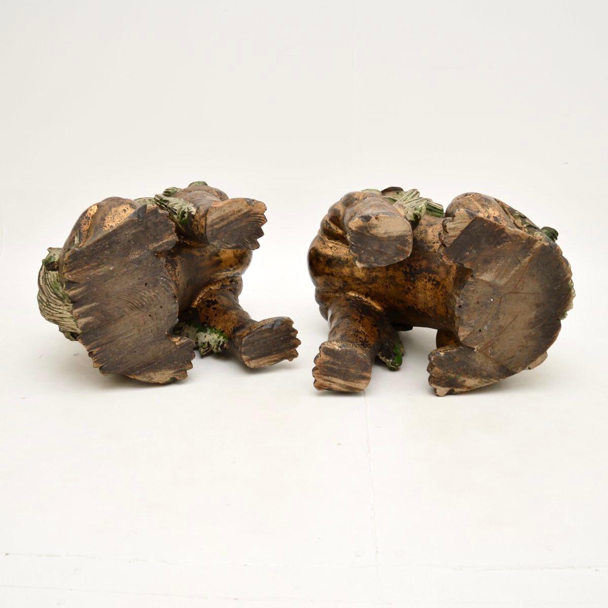 Paire d'anciennes statues de chien en bois sculpté chinoises Wood Wood en vente 4