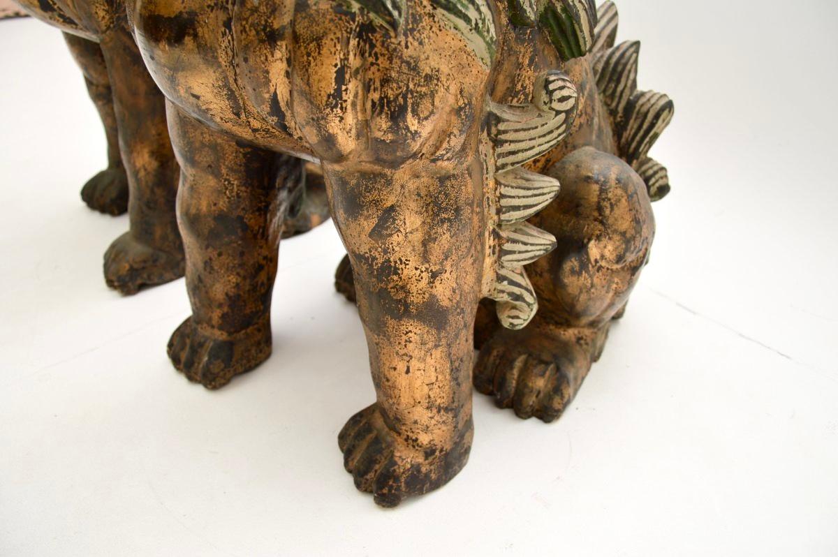 Paire d'anciennes statues de chien en bois sculpté chinoises Wood Wood en vente 5