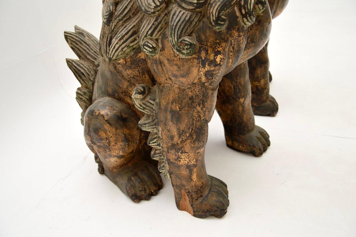 Paire d'anciennes statues de chien en bois sculpté chinoises Wood Wood en vente 6
