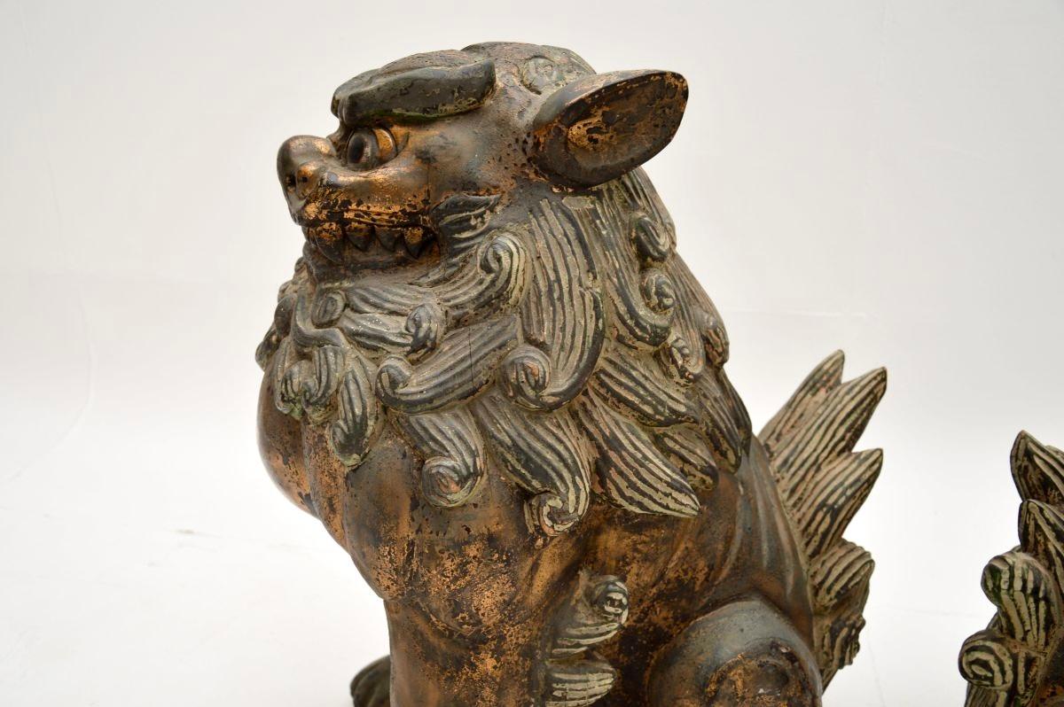 Paire d'anciennes statues de chien en bois sculpté chinoises Wood Wood en vente 7
