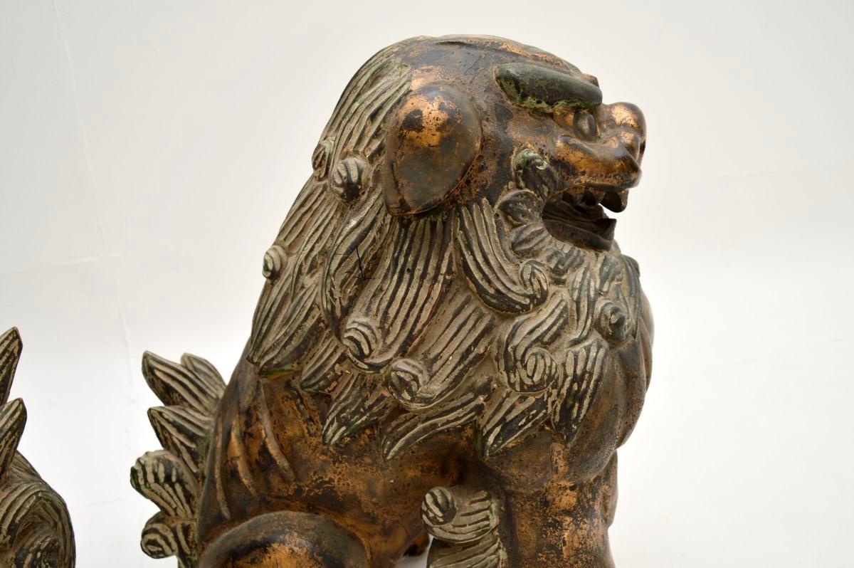 Paire d'anciennes statues de chien en bois sculpté chinoises Wood Wood en vente 8