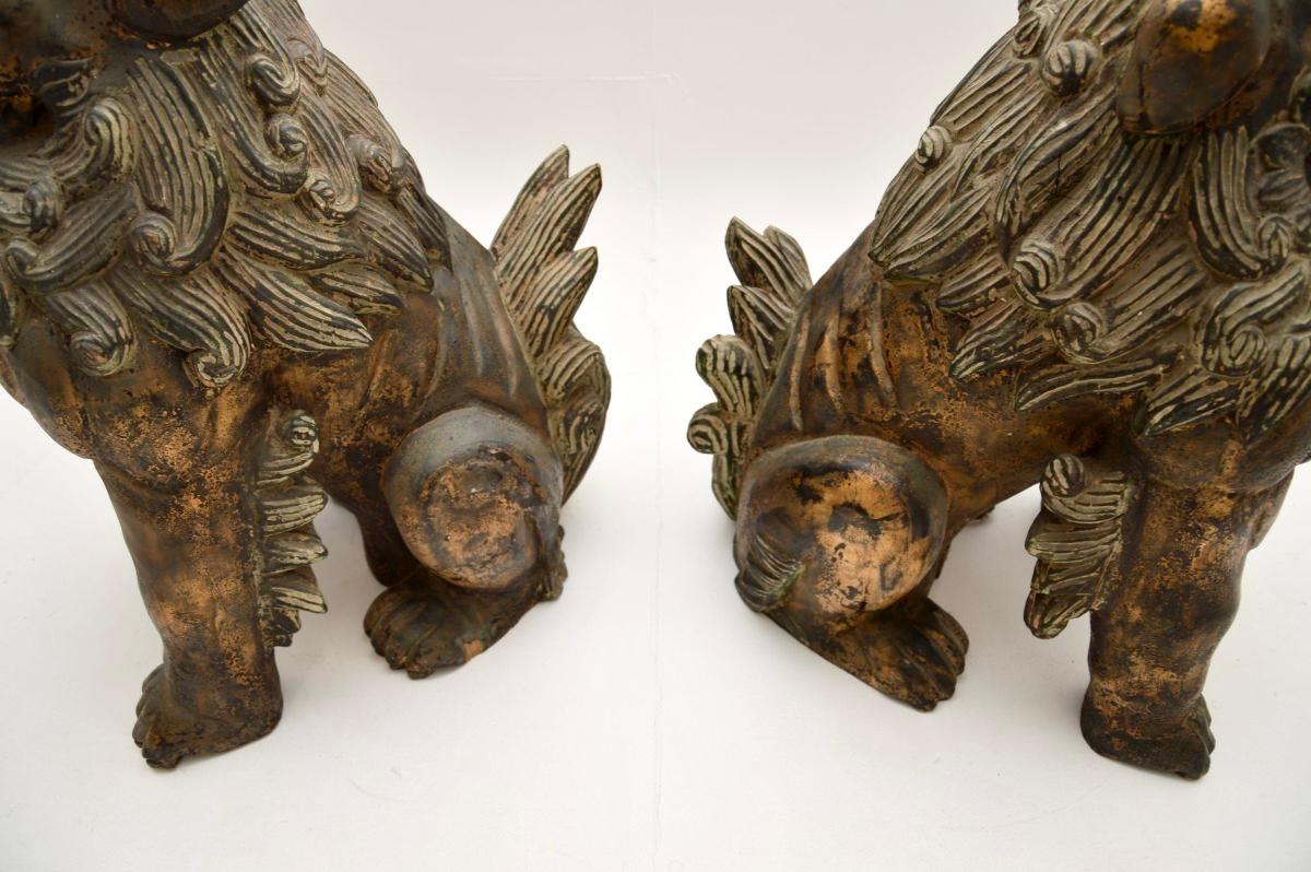 Paire d'anciennes statues de chien en bois sculpté chinoises Wood Wood en vente 9