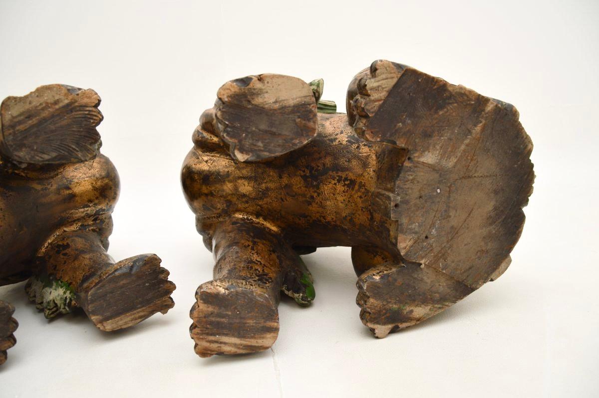 Paire d'anciennes statues de chien en bois sculpté chinoises Wood Wood en vente 11