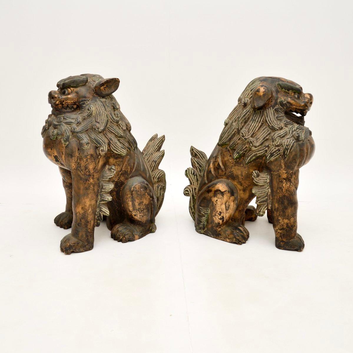 Chinois Paire d'anciennes statues de chien en bois sculpté chinoises Wood Wood en vente