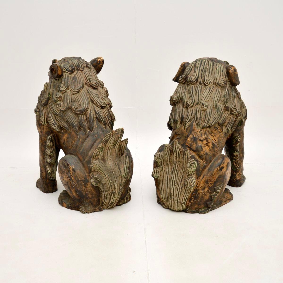 Paire d'anciennes statues de chien en bois sculpté chinoises Wood Wood Bon état - En vente à London, GB