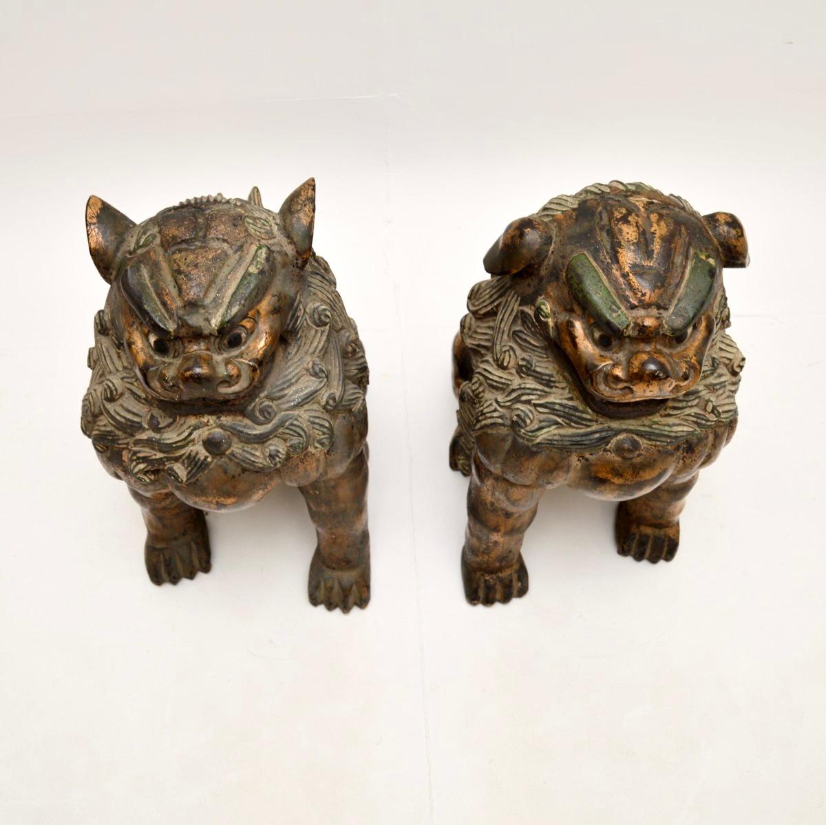 Milieu du XIXe siècle Paire d'anciennes statues de chien en bois sculpté chinoises Wood Wood en vente