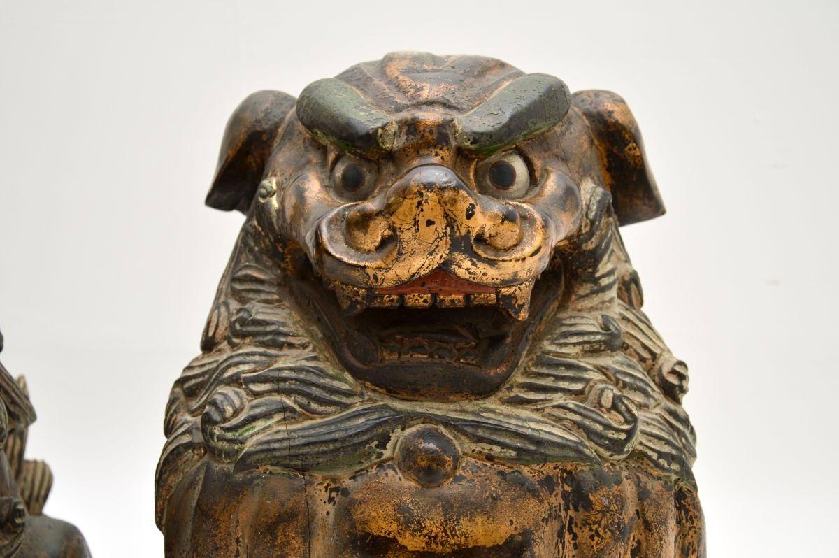 Paire d'anciennes statues de chien en bois sculpté chinoises Wood Wood en vente 1