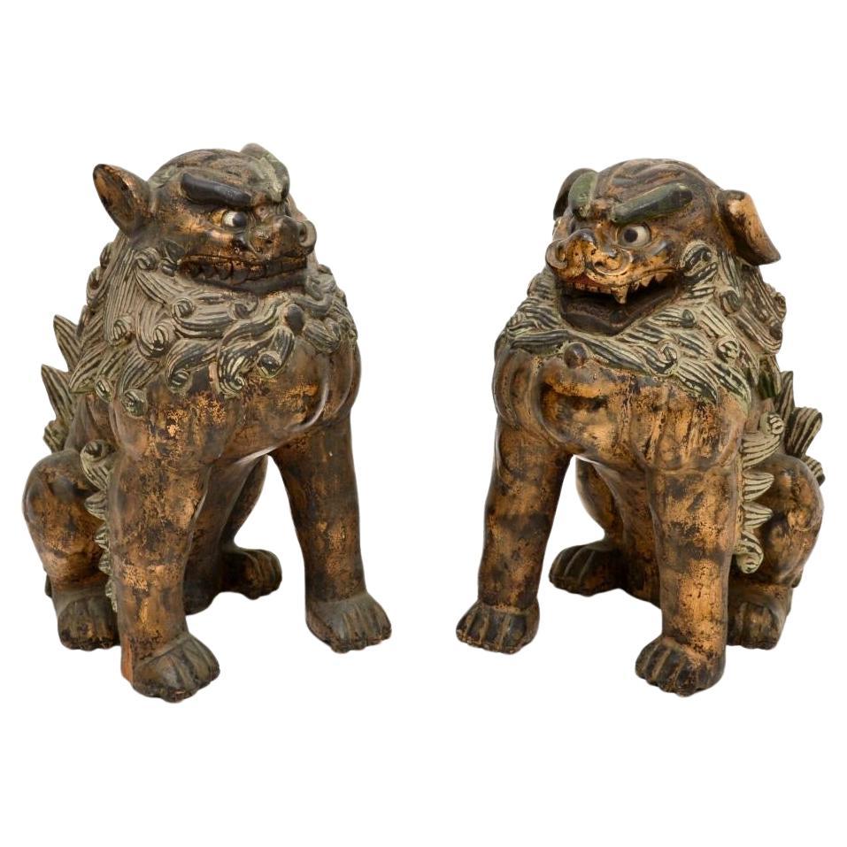 Pareja de Estatuas Chinas Antiguas de Perro Foo de Madera Tallada