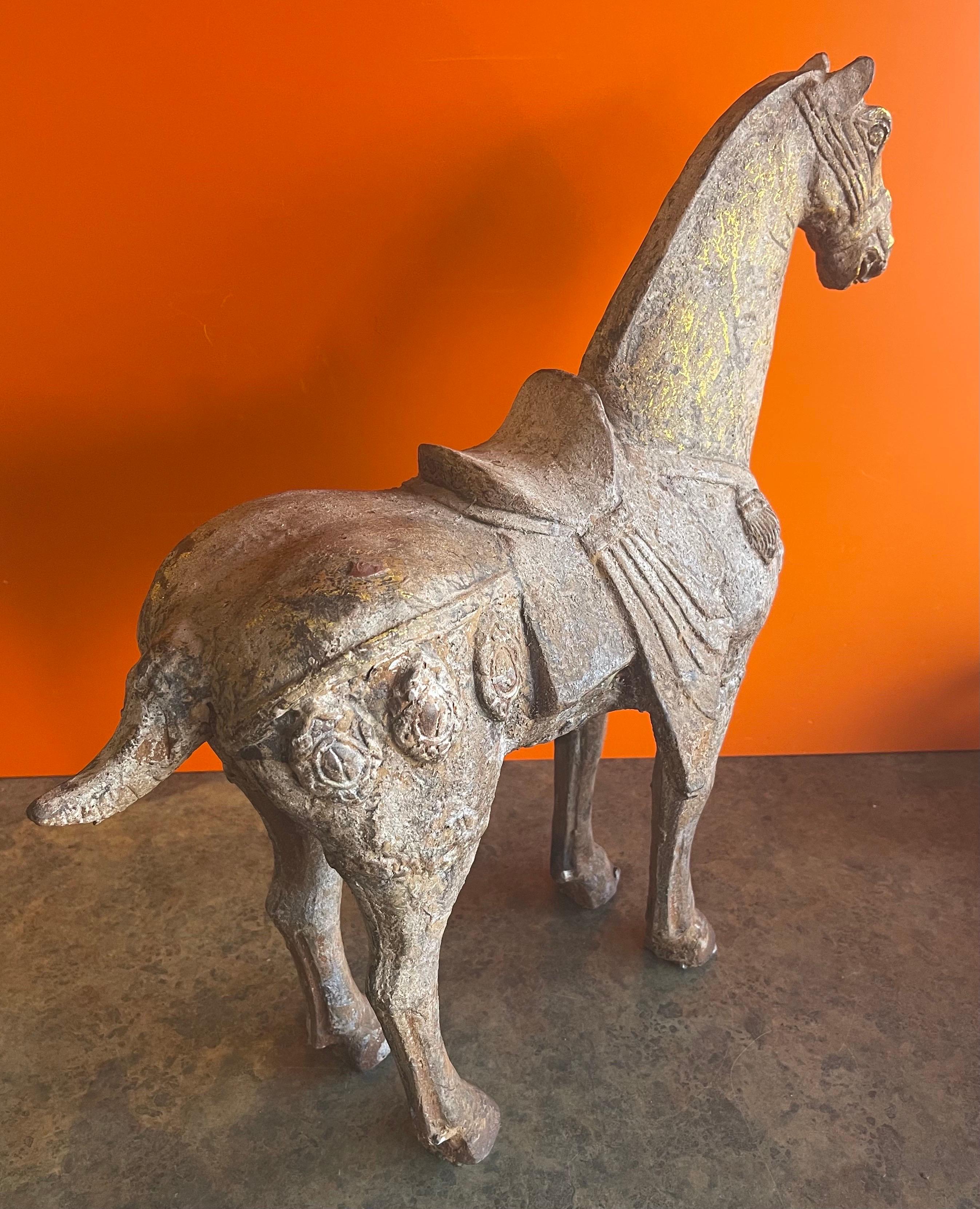 Paar antike chinesische Tang-Pferd-Skulpturen aus Gusseisen 2