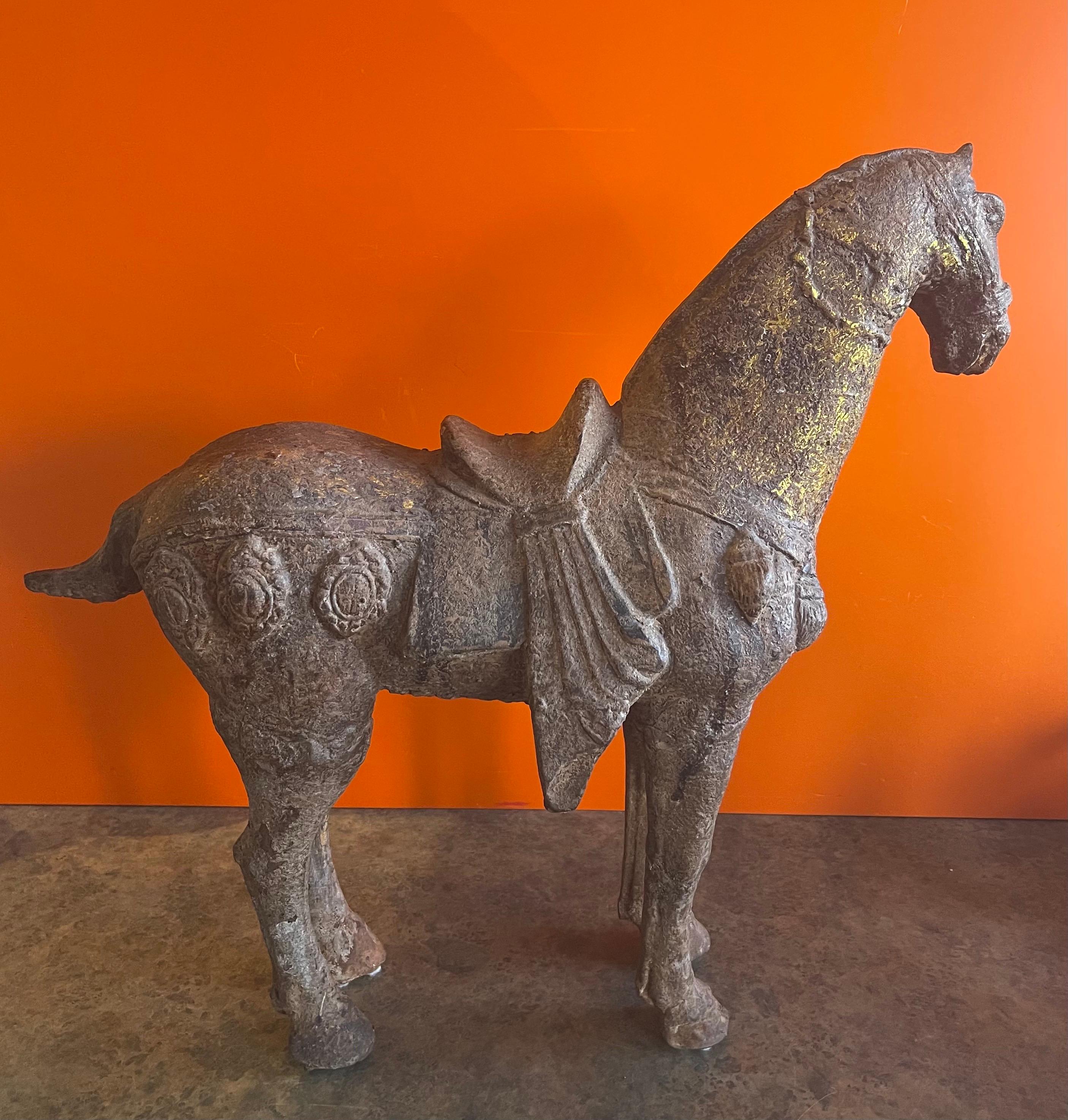 Paar antike chinesische Tang-Pferd-Skulpturen aus Gusseisen 3