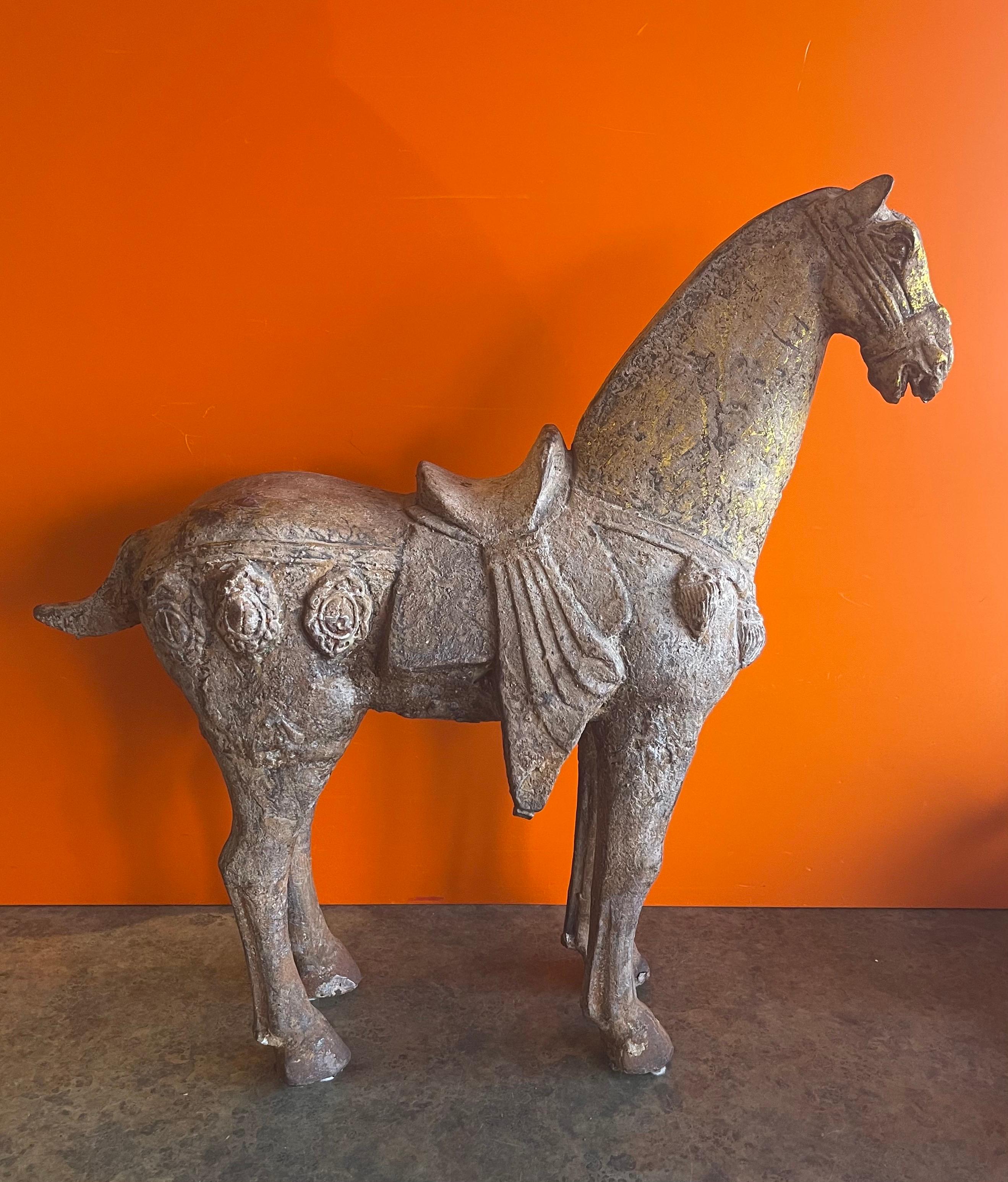Paar antike chinesische Tang-Pferd-Skulpturen aus Gusseisen (20. Jahrhundert)
