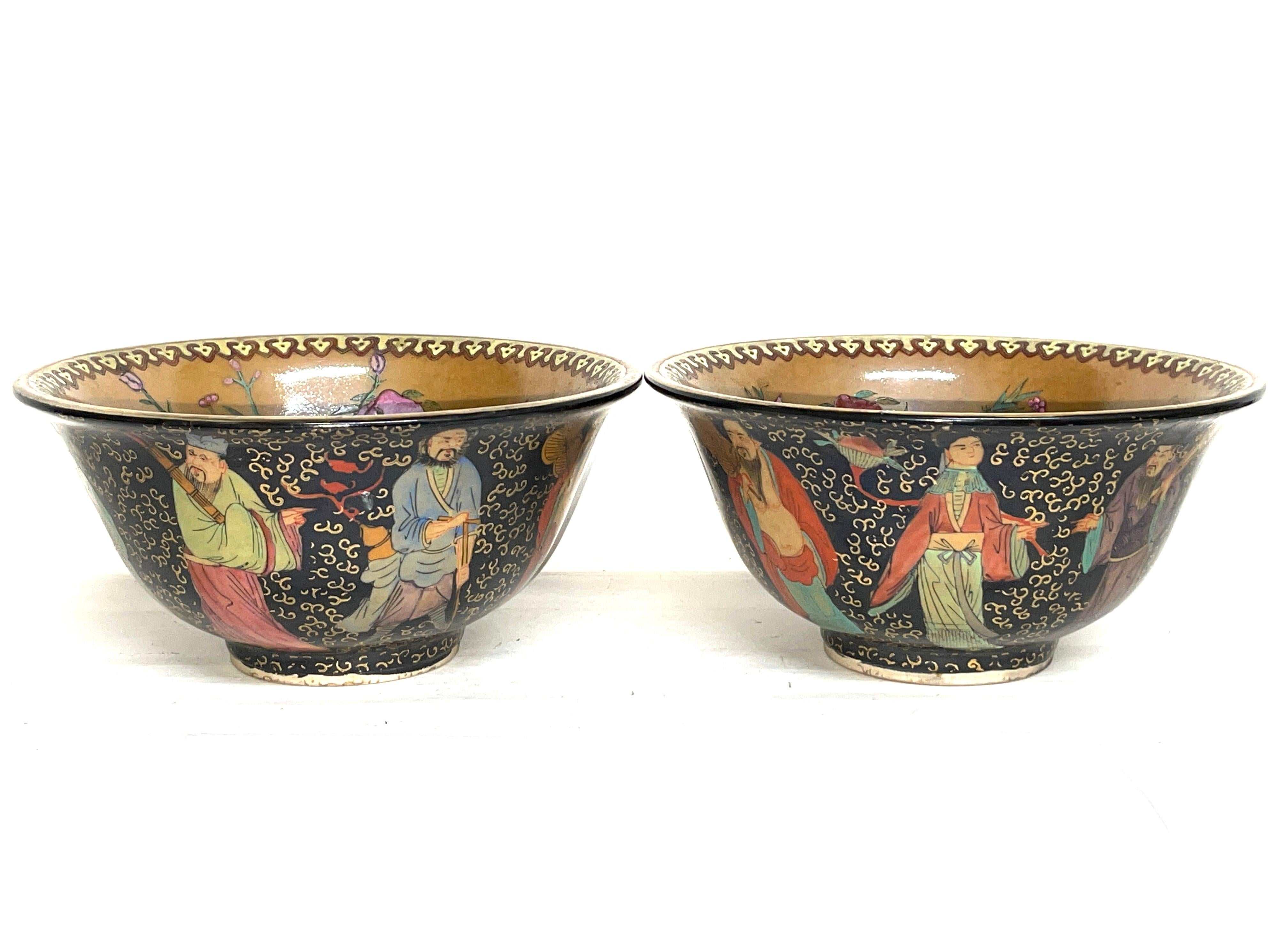 Paar antike chinesische Keramikschalen. 20. Jahrhundert. Asiatische Kunst.

Dekorative und reichhaltig bemalte Keramikschalen.