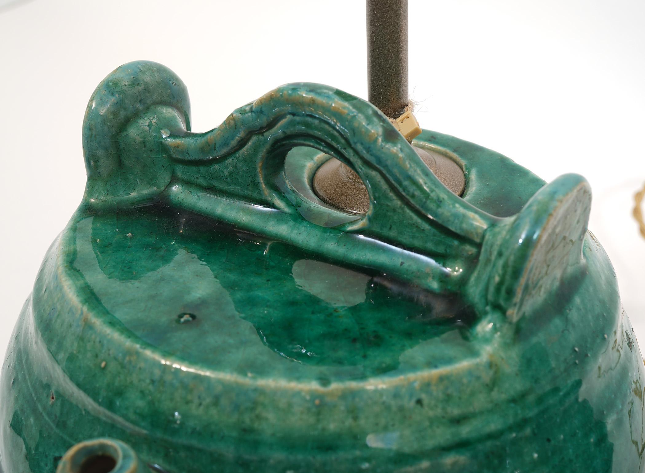 Paire de jarres en céramique chinoise anciennes montées comme lampes de bureau en vente 4