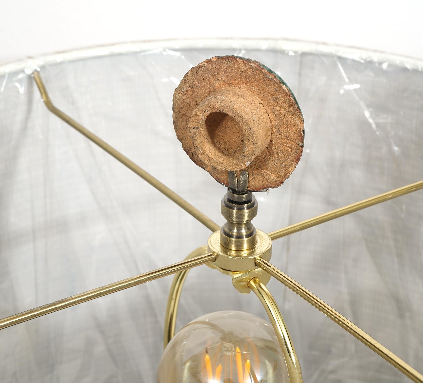 Paire de jarres en céramique chinoise anciennes montées comme lampes de bureau en vente 6