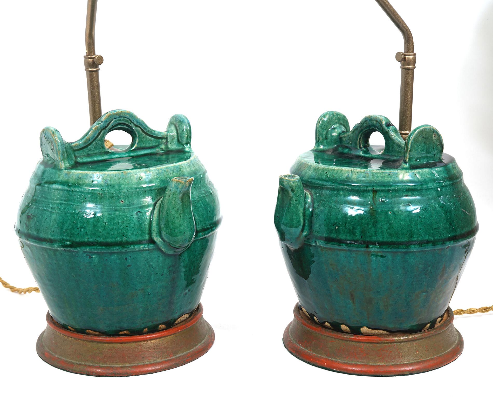 Chinois Paire de jarres en céramique chinoise anciennes montées comme lampes de bureau en vente