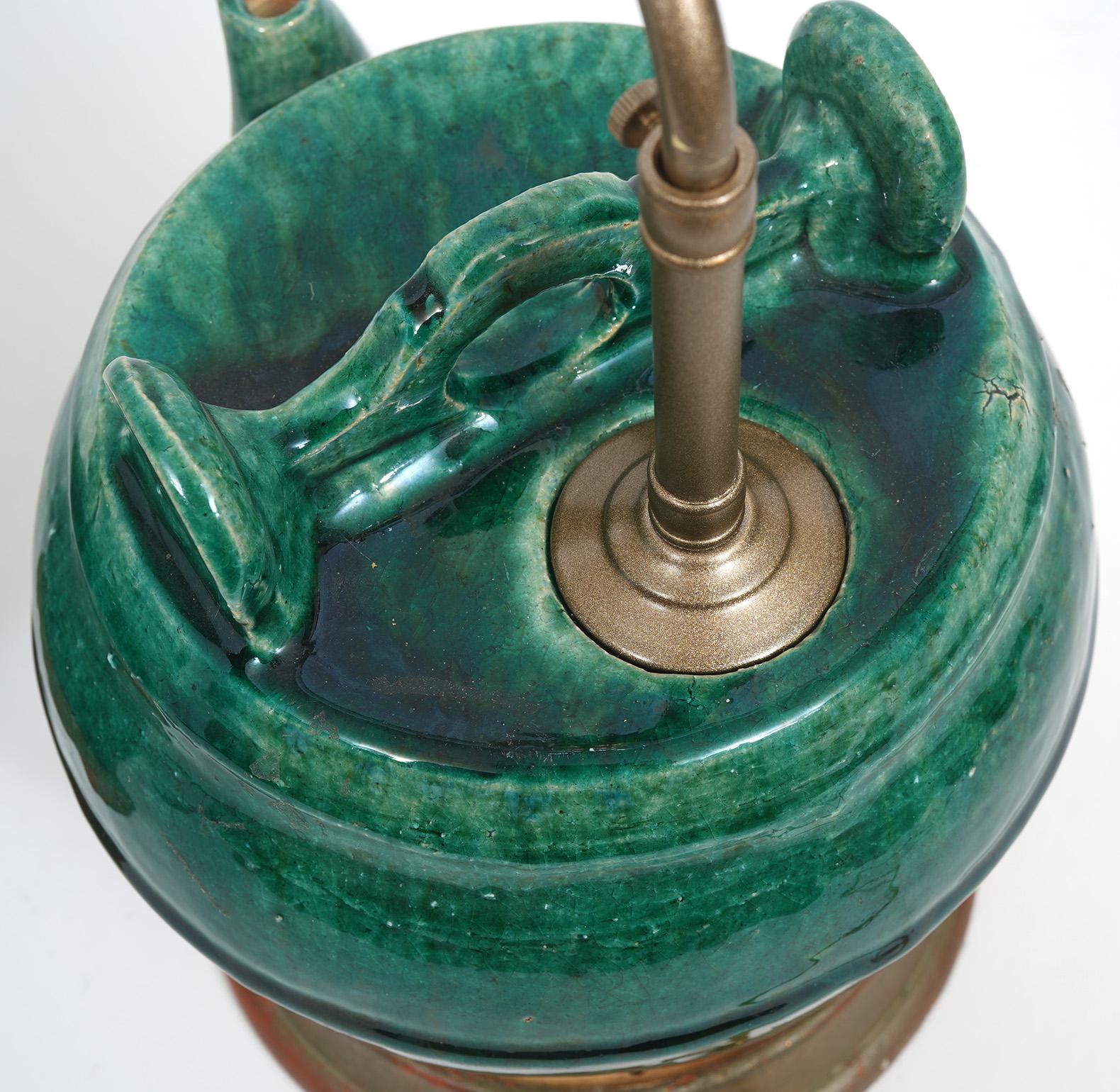 XIXe siècle Paire de jarres en céramique chinoise anciennes montées comme lampes de bureau en vente