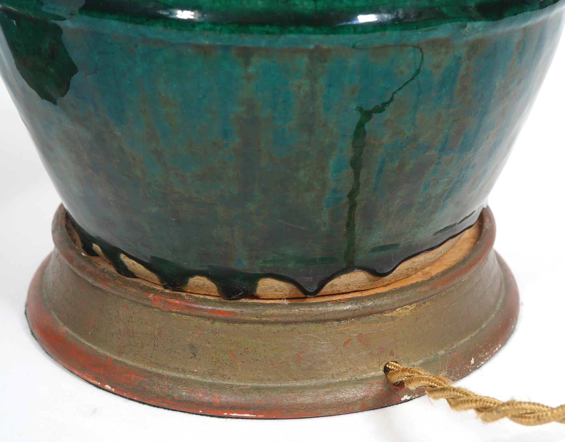 Terre cuite Paire de jarres en céramique chinoise anciennes montées comme lampes de bureau en vente