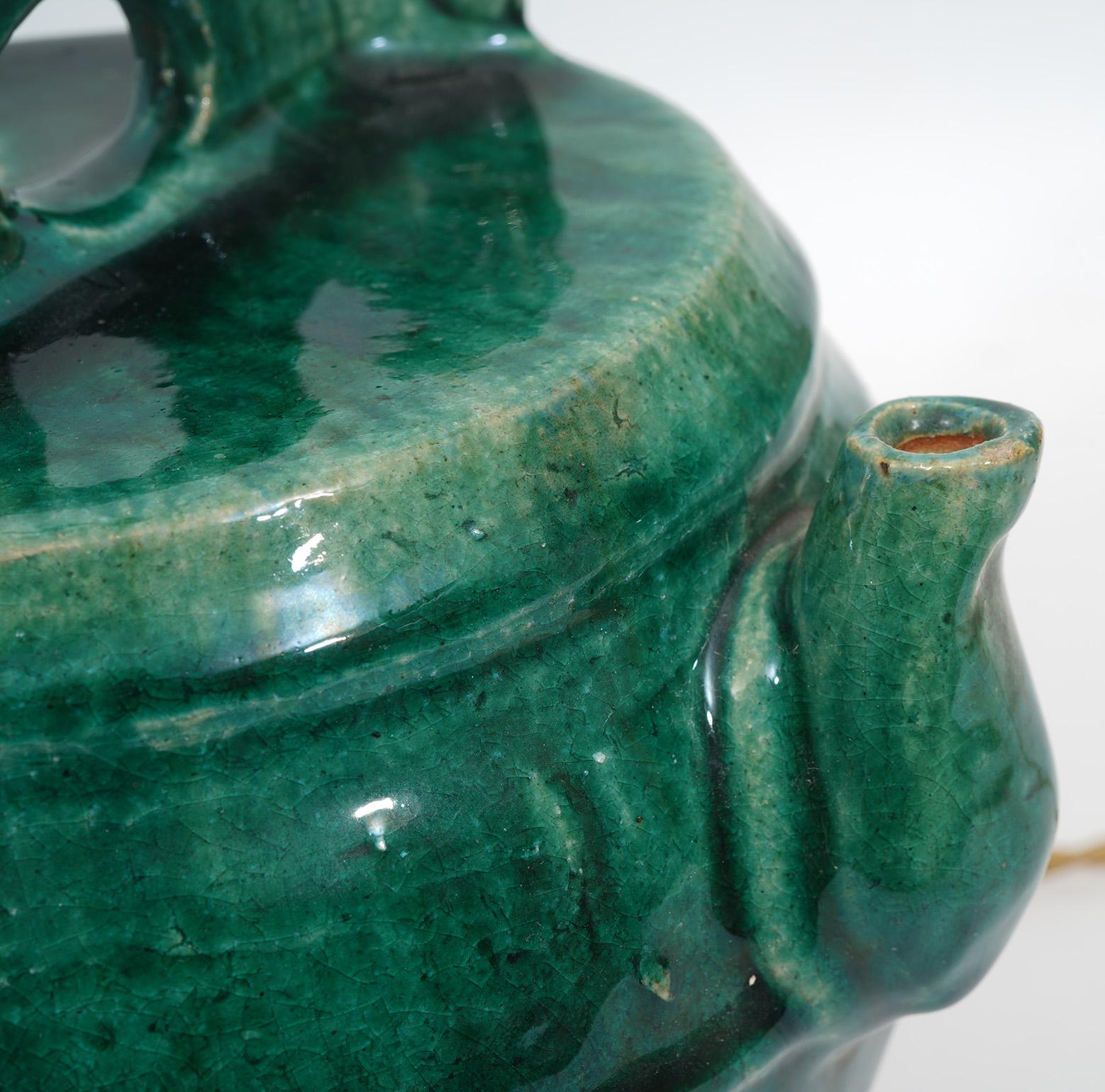 Paire de jarres en céramique chinoise anciennes montées comme lampes de bureau en vente 1