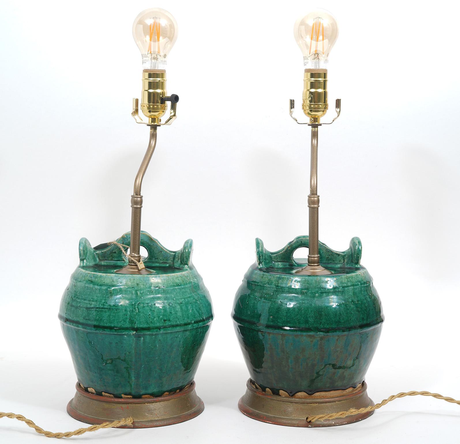 Paire de jarres en céramique chinoise anciennes montées comme lampes de bureau en vente 3