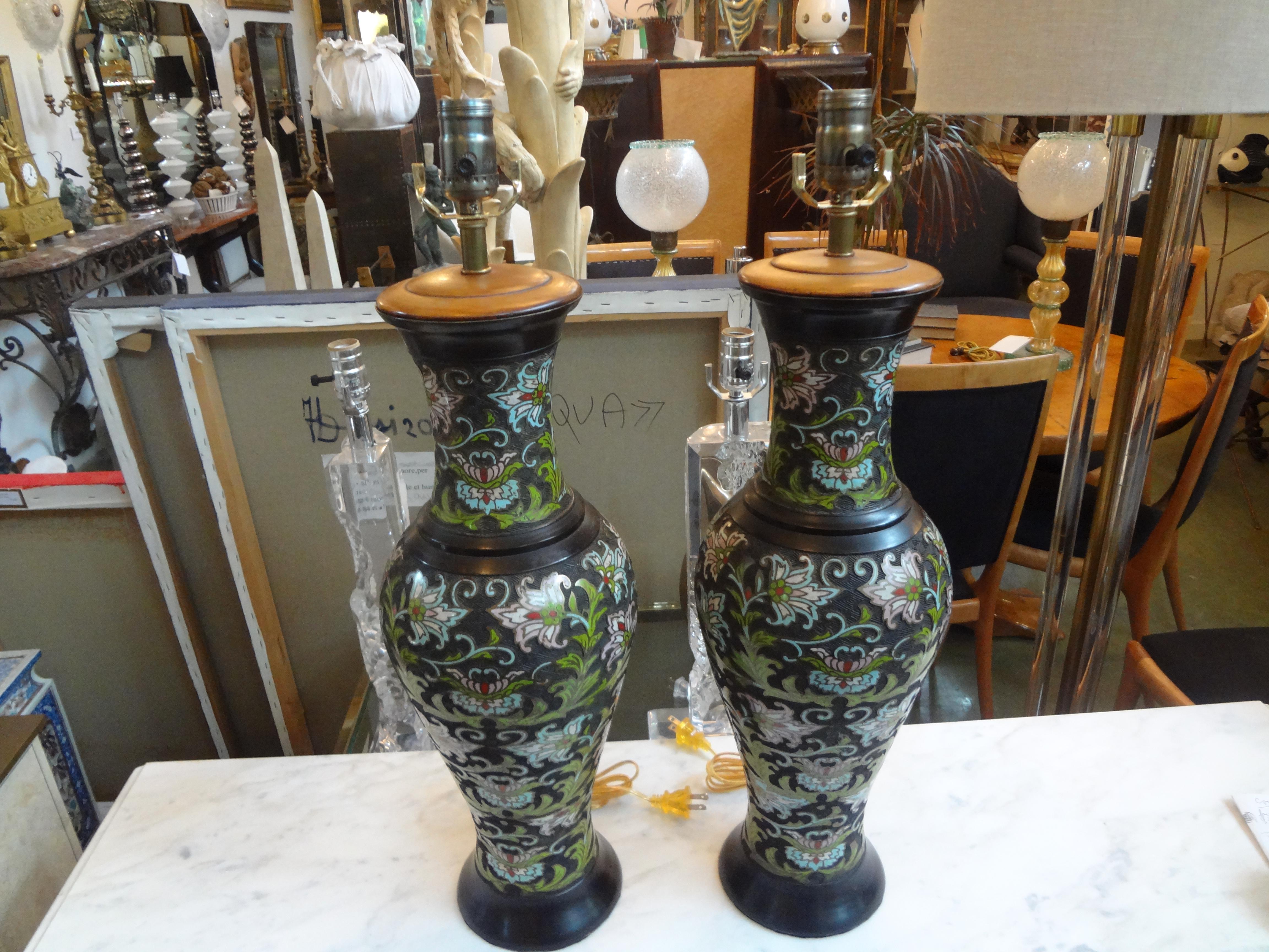 Paar antike chinesische Champlev- oder Cloisonné-Lampen im Angebot 3