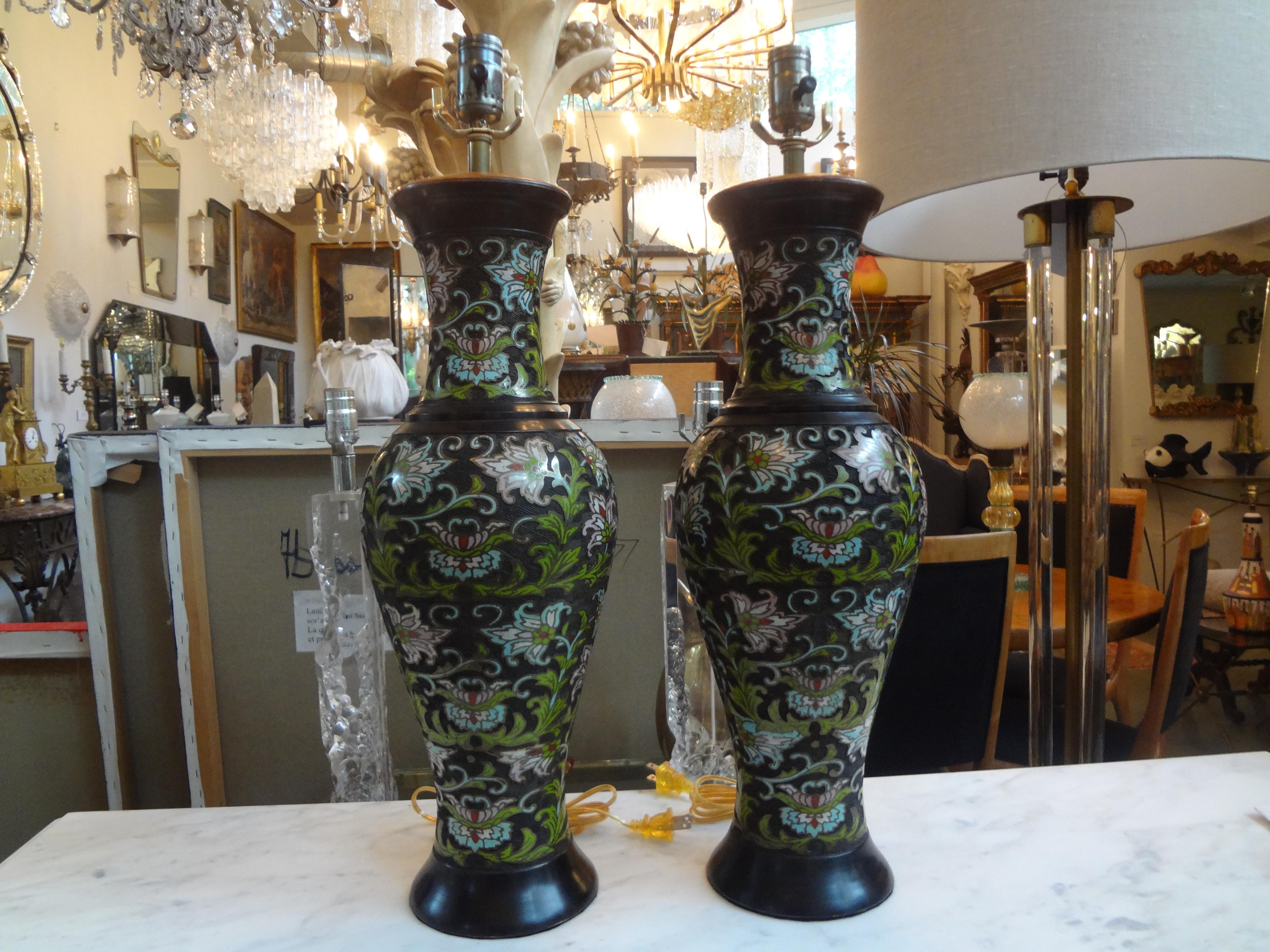 Hübsches Paar antiker chinesischer Bronze-Camplevé- oder Cloisonné-Tischlampen. Die angebotenen Champlevé-Lampen sind mit einem hübschen Blumenmuster in schönen Farbtönen wie Chartreuse, Türkis, Rosa und Weiß gestaltet. Diese Lampen sind in sehr