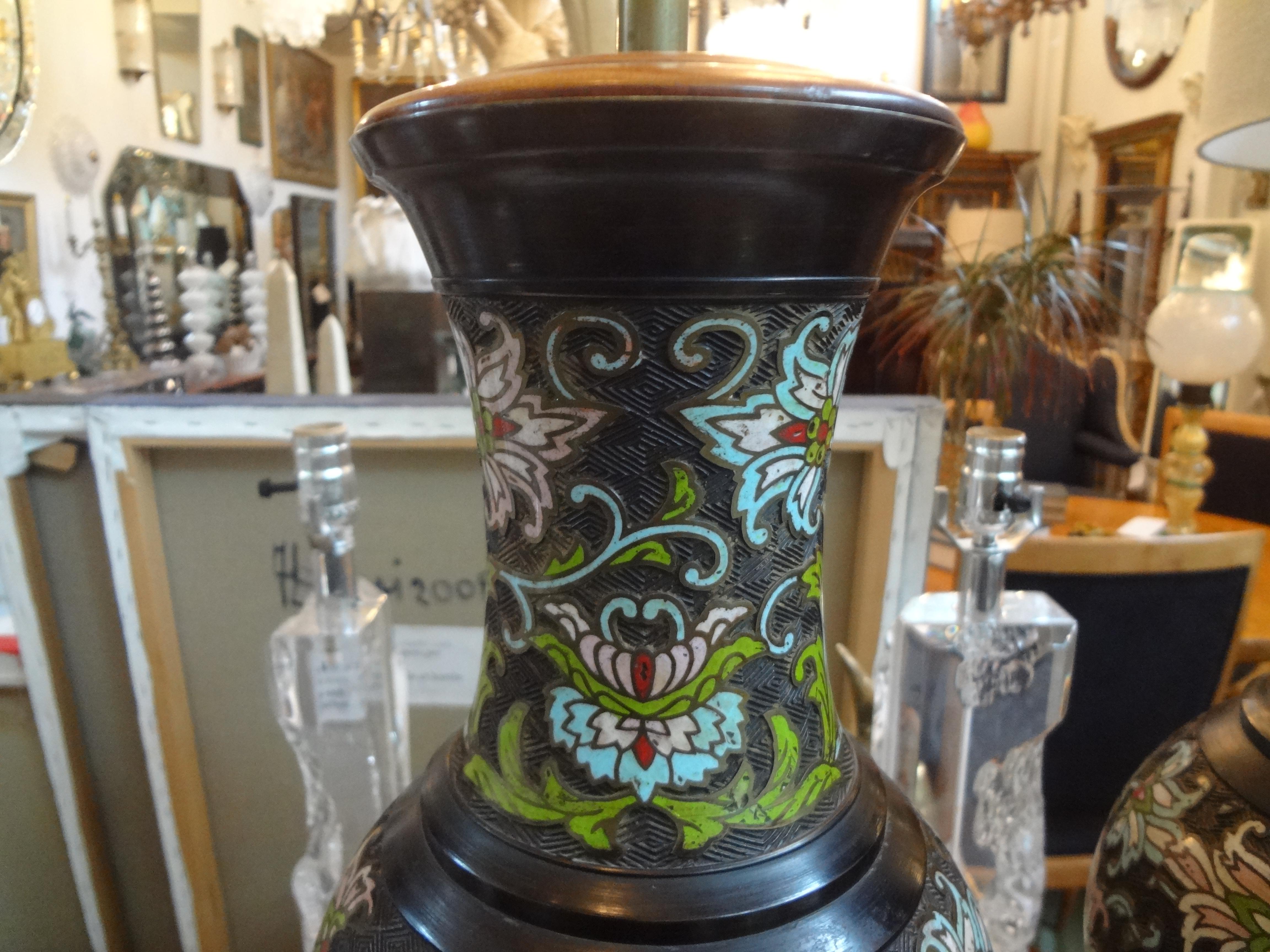 Coppia di antiche lampade cinesi Champlevé o Cloisonné In condizioni buone in vendita a Houston, TX