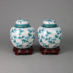 Paar antike chinesische, geblümt emaillierte Cloisonné-Urnen mit Deckel aus Cloisonné, um 1930