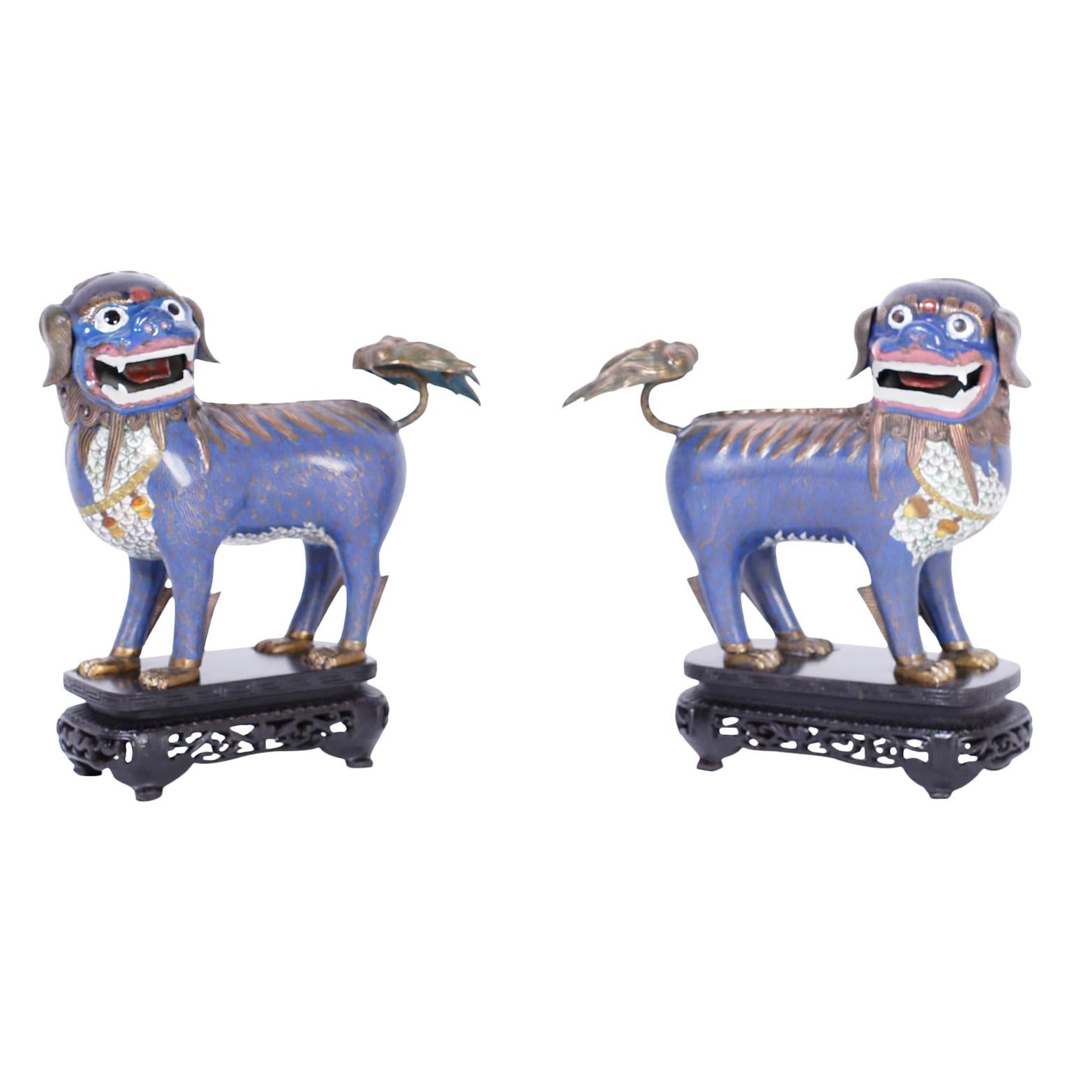 Paar antiker chinesischer Cloisonné-Foo-Löwen