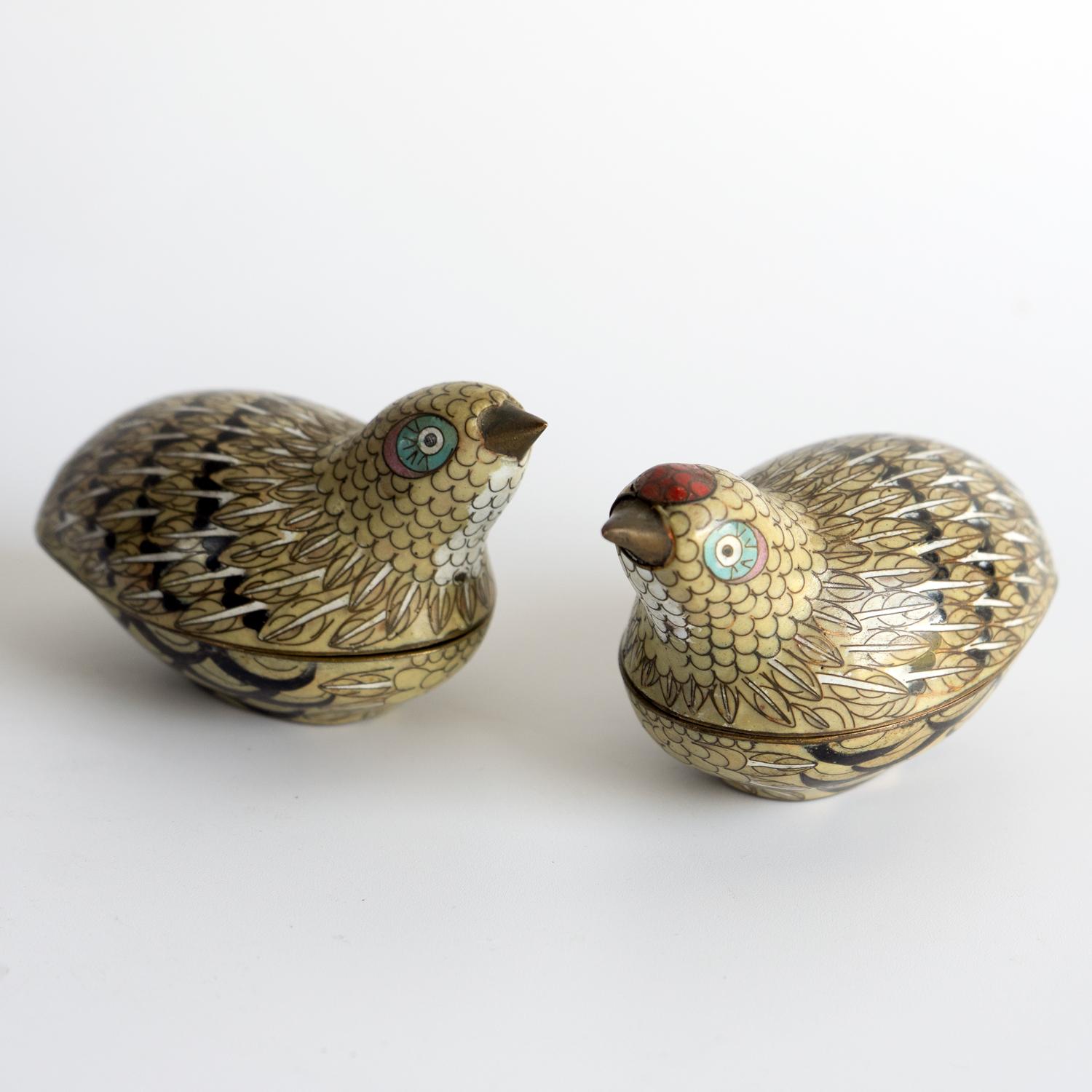 ANTIGUAS CAJAS DE BARATIJAS CHINAS DE CLOISONNÉ

Cajitas extremadamente táctiles en forma de codorniz macho y hembra con esmaltes polícromos.

Una representación de los pájaros con mucho carácter y encanto.

Un ejemplo muy fino del trabajo chino en