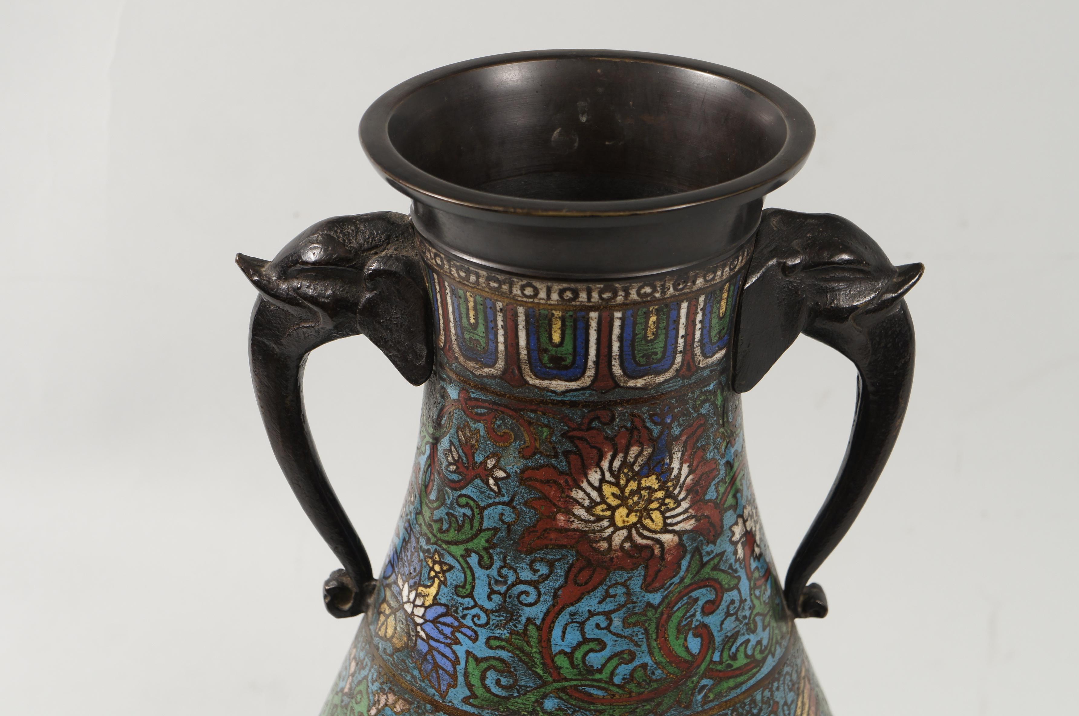 Paar antike chinesische Cloisonné-Vasen im Zustand „Gut“ im Angebot in Hudson, NY
